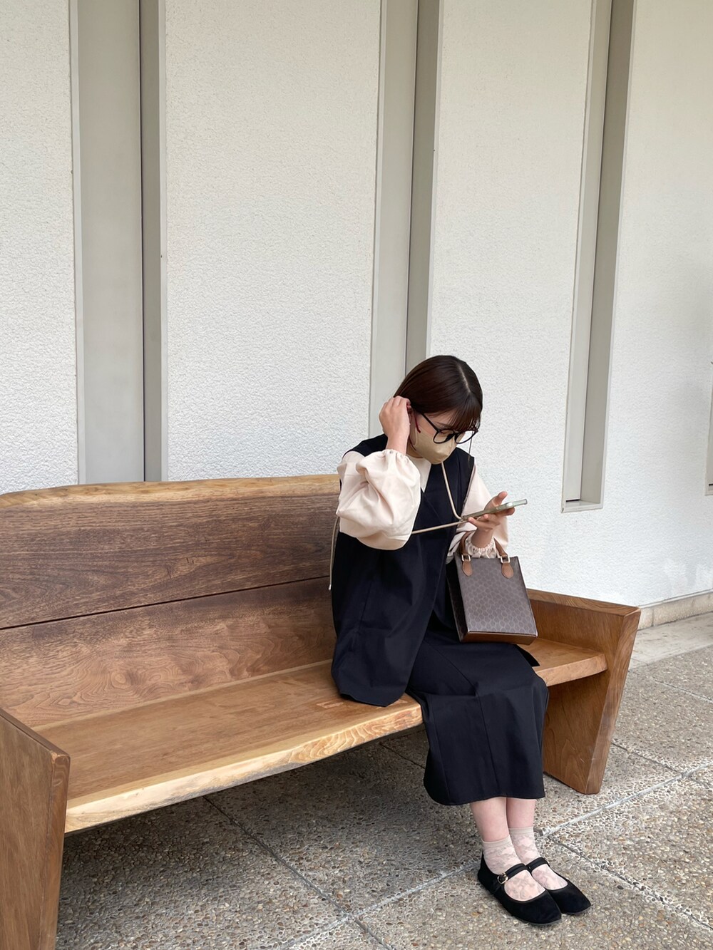 「美術館コーデ、セットアップ、ブラック×ベージュ、Louere、大学生、おしゃれさんと繋がりたい、ボブ女子、淡色女子、秋コーデ、休日コーデ」｜「Louereのギャザーボリュームスリーブブラウス（シャツ/ブラウス、ベージュ系）」を使った、ぽんさん（レディース・154cm）の秋コーディネートの2枚目の写真