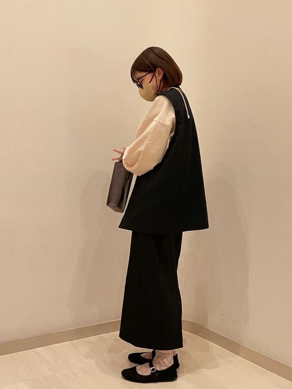 「美術館コーデ、セットアップ、ブラック×ベージュ、Louere、大学生、おしゃれさんと繋がりたい、ボブ女子、淡色女子、秋コーデ、休日コーデ」｜「Louereのギャザーボリュームスリーブブラウス（シャツ/ブラウス、ベージュ系）」を使った、ぽんさん（レディース・154cm）の秋コーディネートの3枚目の写真