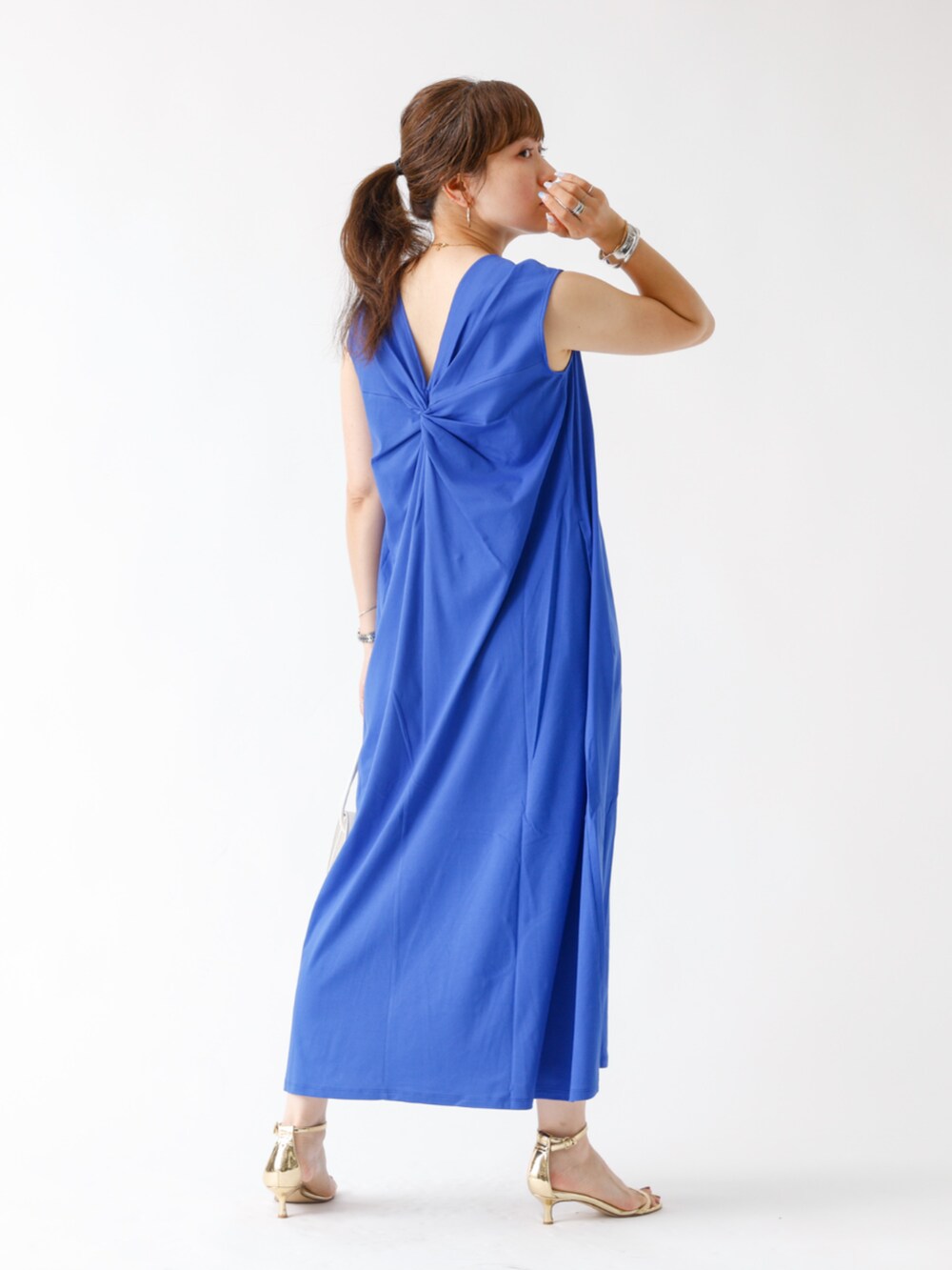 ブルー系のワンピースを着用したレディースの夏コーディネートの2枚目の写真