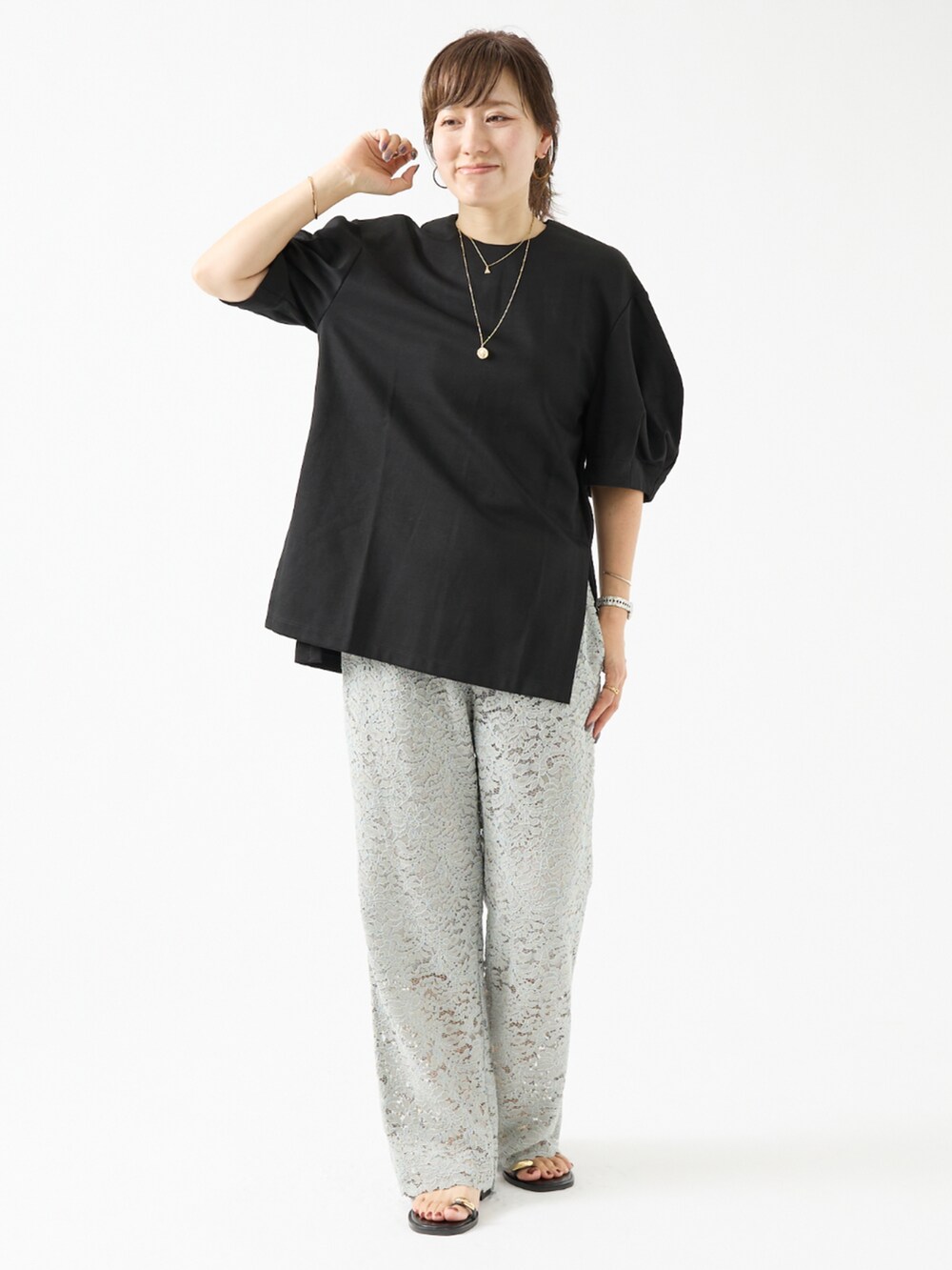 グレー系のその他パンツ、ブラウン系のTシャツ/カットソーを着用したレディースの夏コーディネートの2枚目の写真