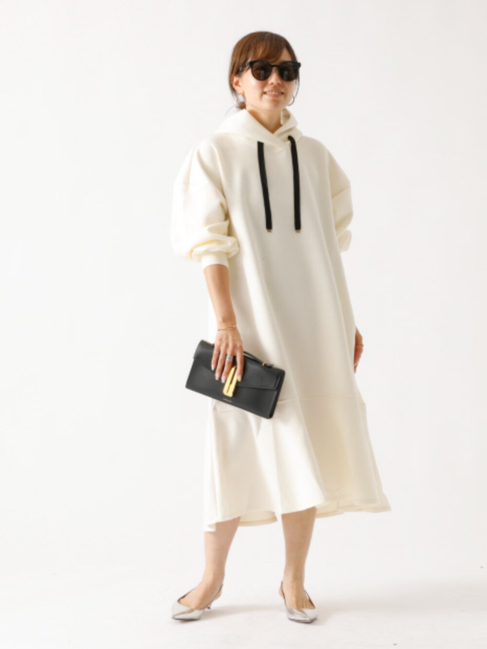 ベージュ系のワンピースを着用したレディースの夏コーディネートの2枚目の写真