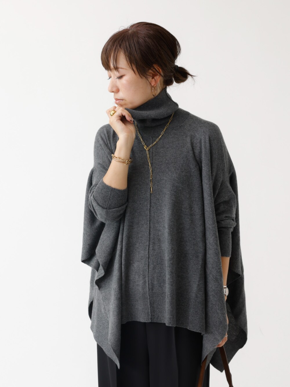 グレー系のニット/セーターを着用したレディースの秋コーディネートの3枚目の写真