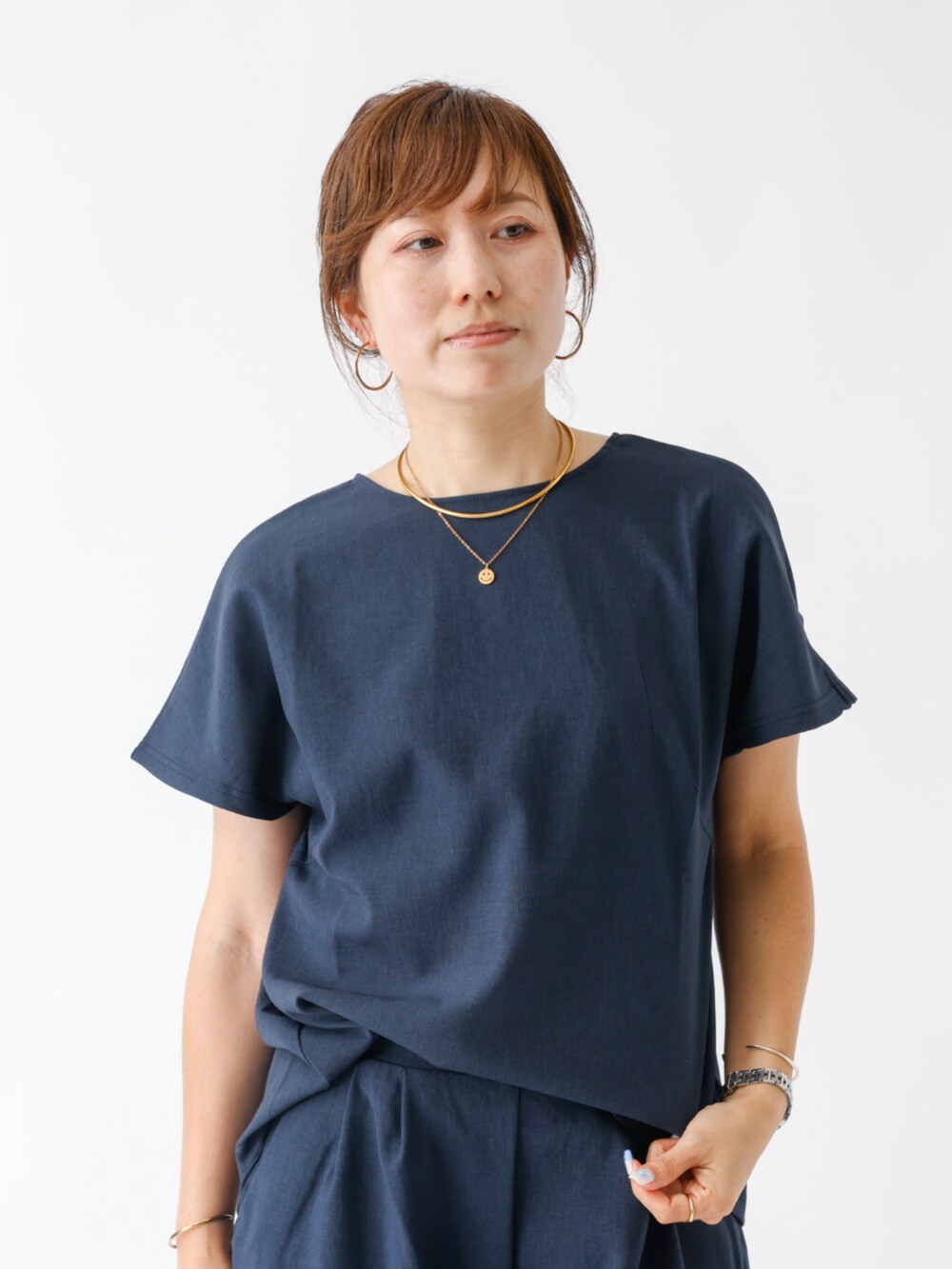 ブルー系のシャツ/ブラウス、ブルー系のその他パンツを着用したレディースの夏コーディネートの2枚目の写真