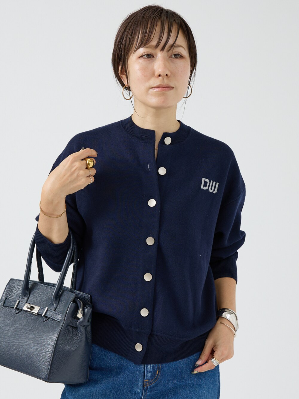 ブルー系のカーディガン/ボレロ、ブルー系のデニムパンツを着用したレディースの秋コーディネートの2枚目の写真