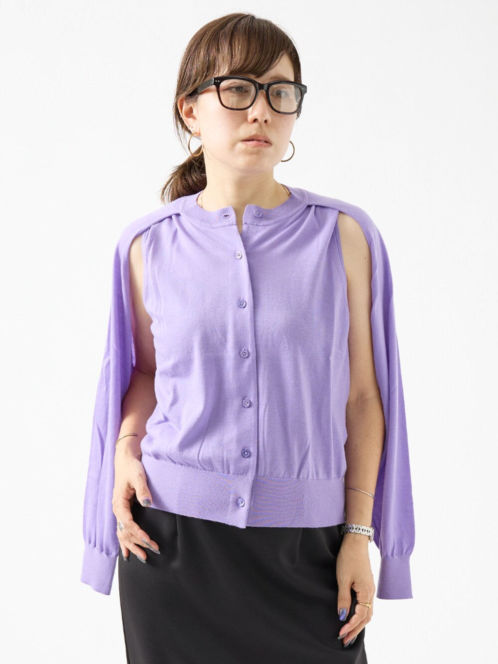 パープル系のカーディガン/ボレロを着用したレディースの夏コーディネートの3枚目の写真