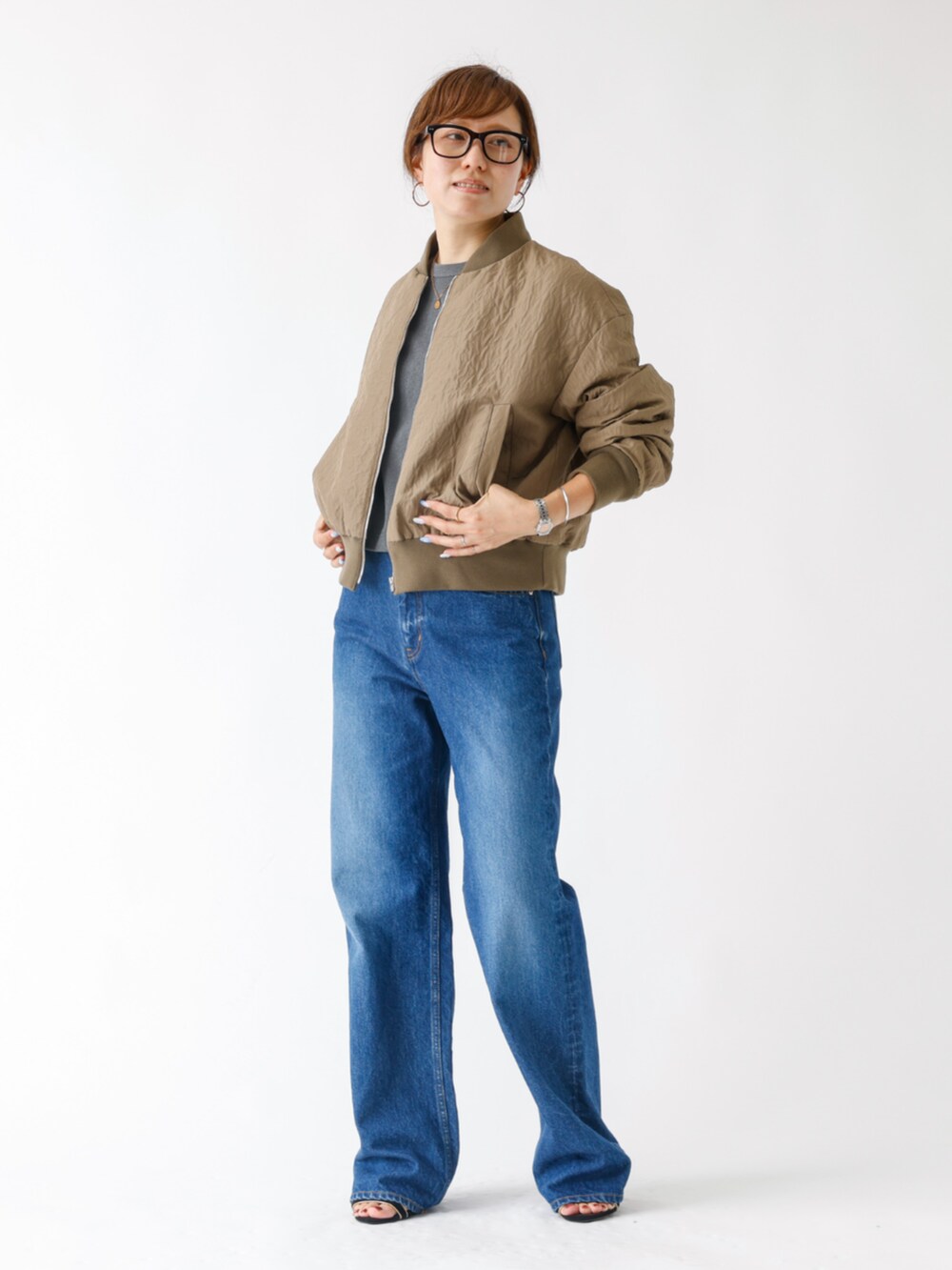 ブラウン系のブルゾンを着用したレディースの夏コーディネートの2枚目の写真