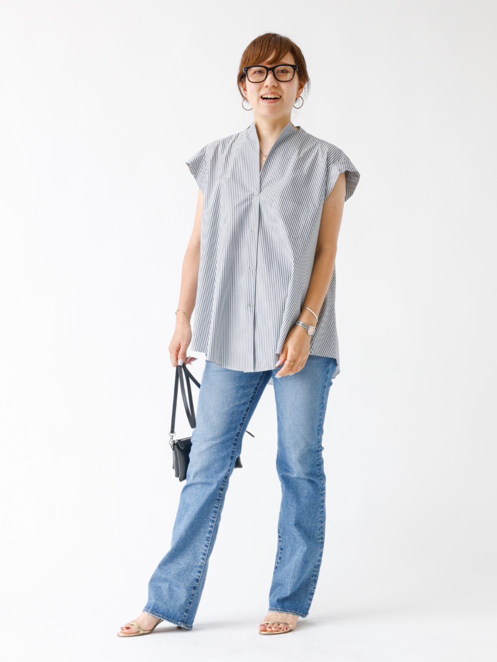 ブラック系のシャツ/ブラウスを着用したレディースの夏コーディネートの2枚目の写真