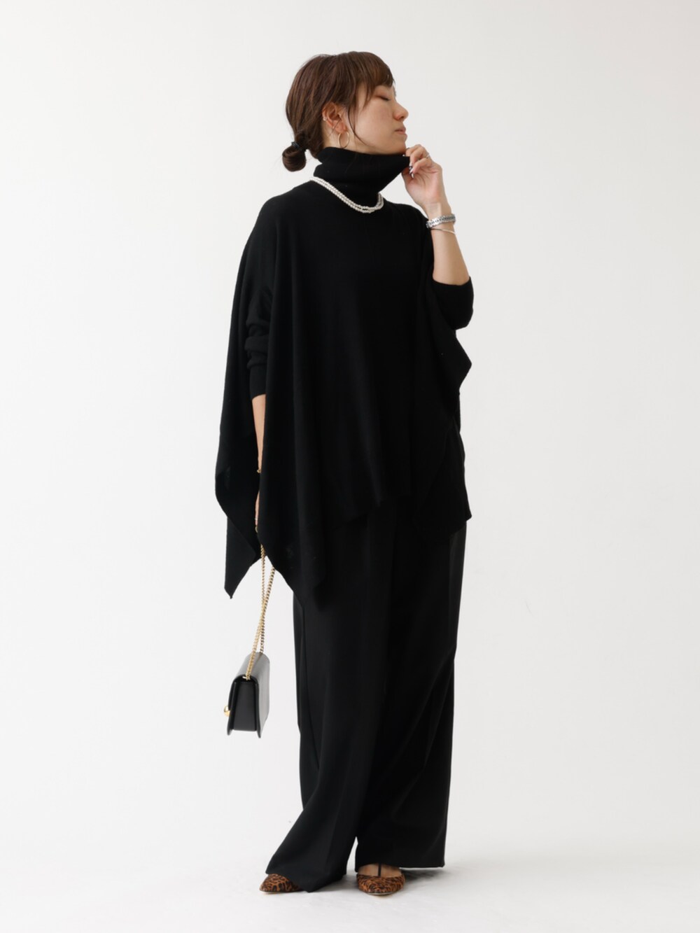 ブラック系のニット/セーターを着用したレディースの秋コーディネートの2枚目の写真