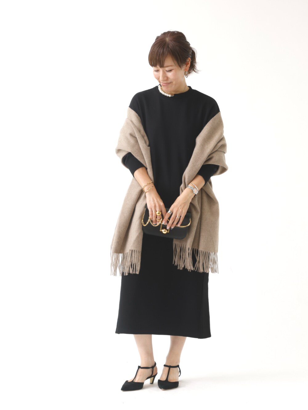 ブラック系のワンピースを着用したレディースの秋コーディネートの2枚目の写真