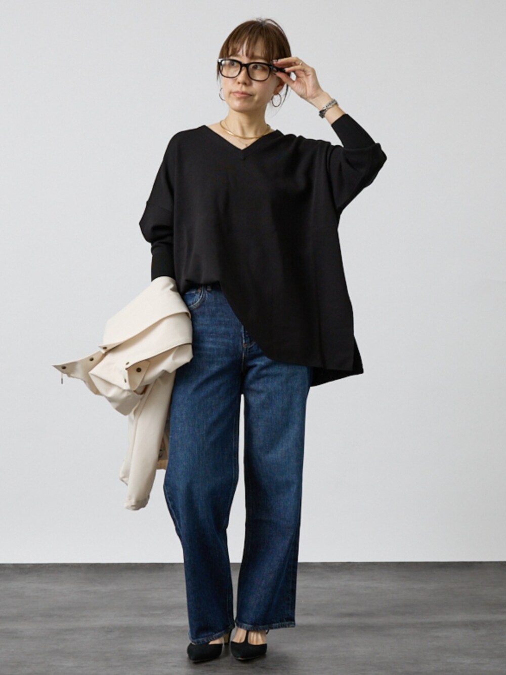 ブラック系のニット/セーターを着用したレディースの秋コーディネートの2枚目の写真