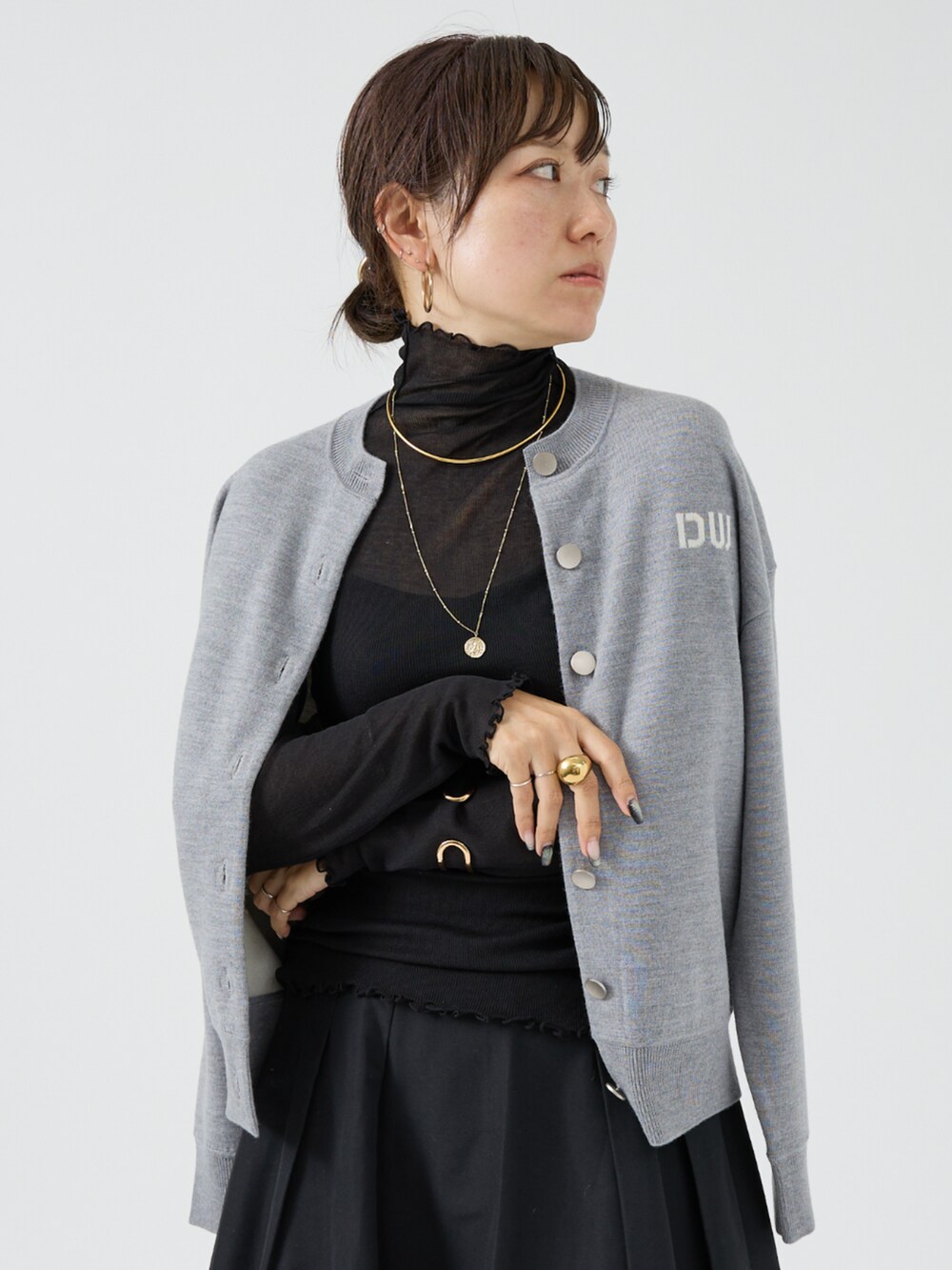 グレー系のカーディガン/ボレロを着用したレディースの秋コーディネートの3枚目の写真