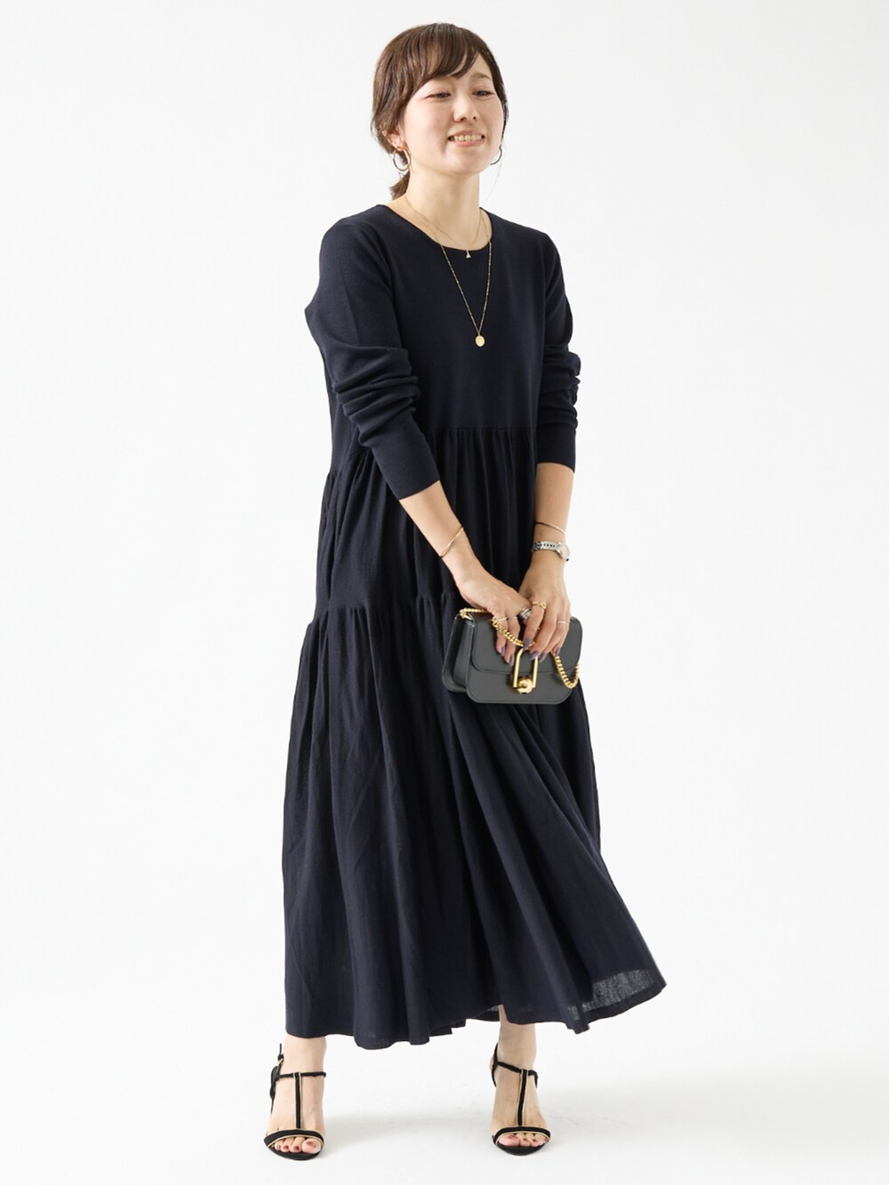 ブルー系のワンピースを着用したレディースの夏コーディネートの2枚目の写真