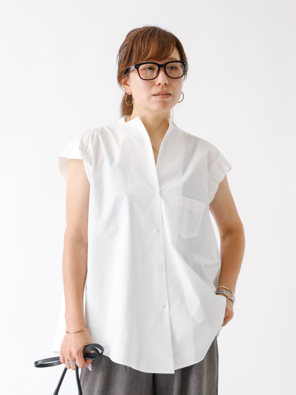 グレー系のその他パンツ、ホワイト系のシャツ/ブラウスを着用したレディースの夏コーディネートの3枚目の写真