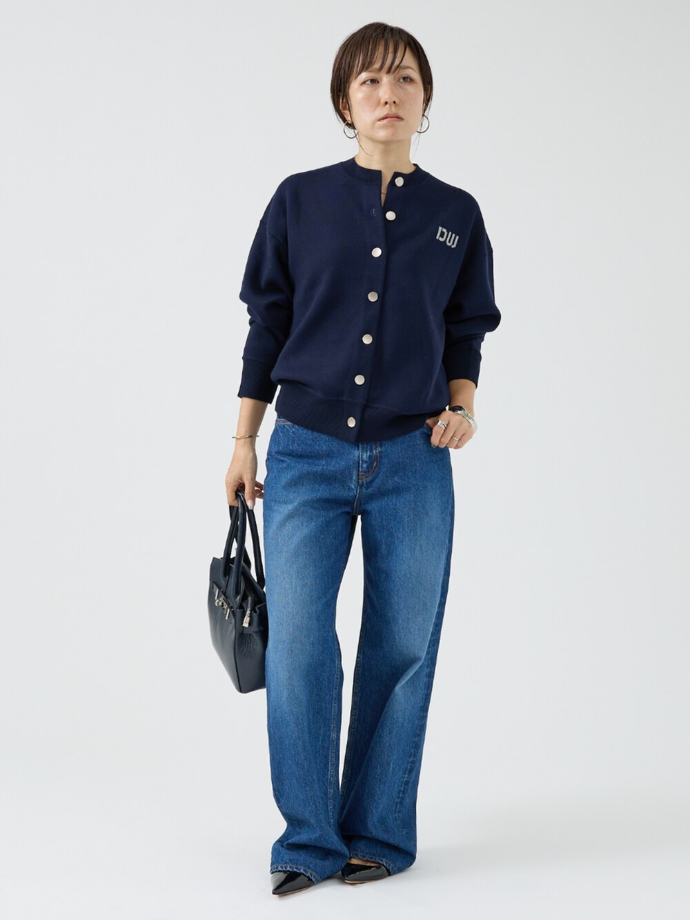 ブルー系のカーディガン/ボレロ、ブルー系のデニムパンツを着用したレディースの秋コーディネートの3枚目の写真