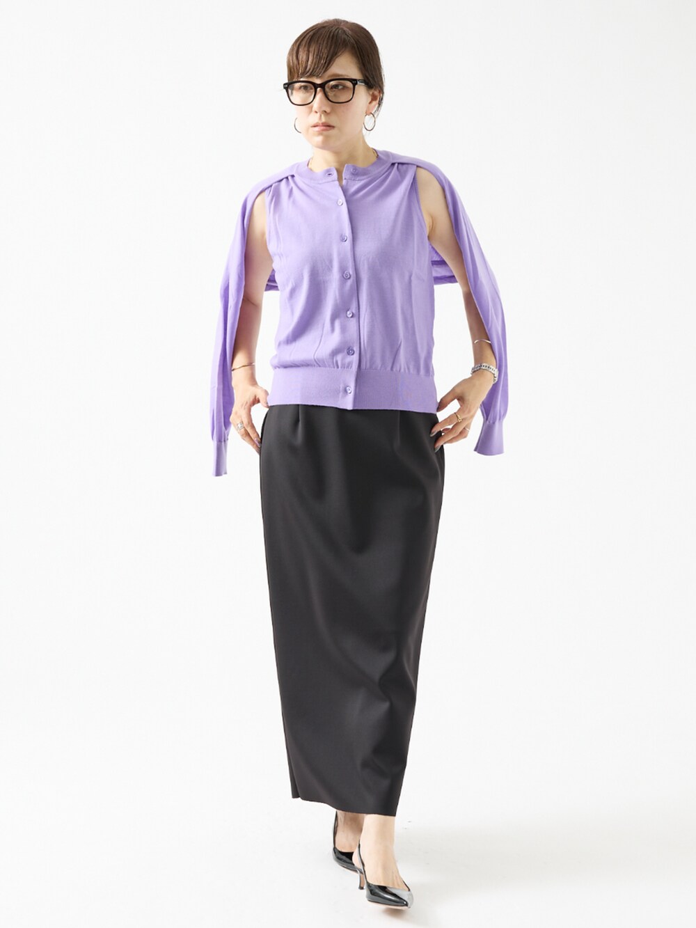 パープル系のカーディガン/ボレロを着用したレディースの夏コーディネートの2枚目の写真