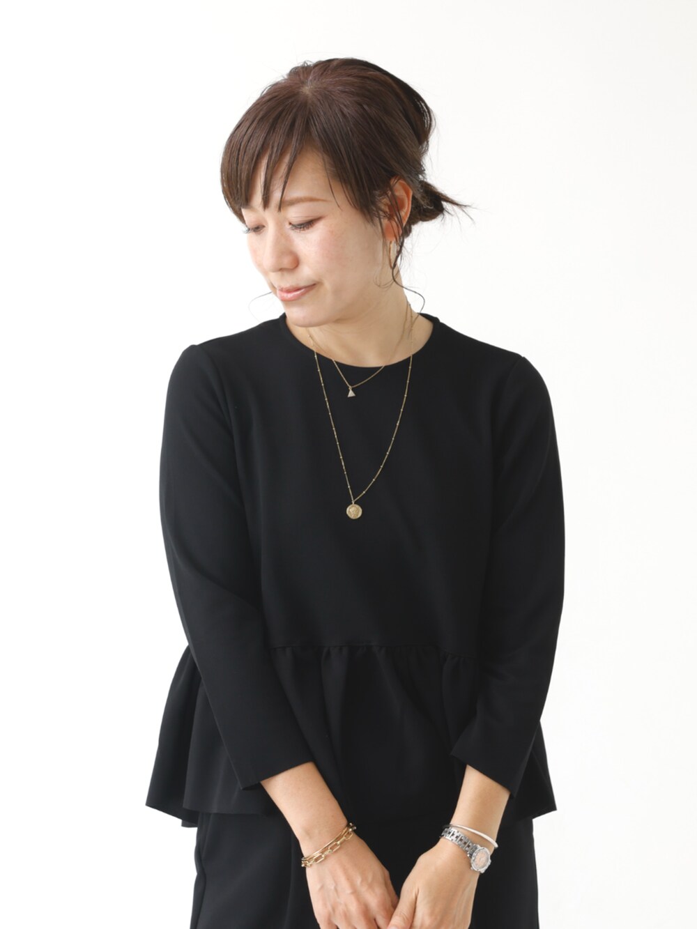 ブラック系のシャツ/ブラウス、ブラック系のその他パンツを着用したレディースの秋コーディネートの3枚目の写真