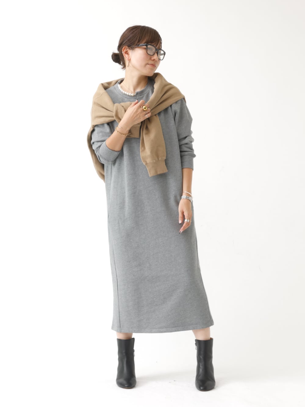 グレー系のワンピースを着用したレディースの秋コーディネートの2枚目の写真