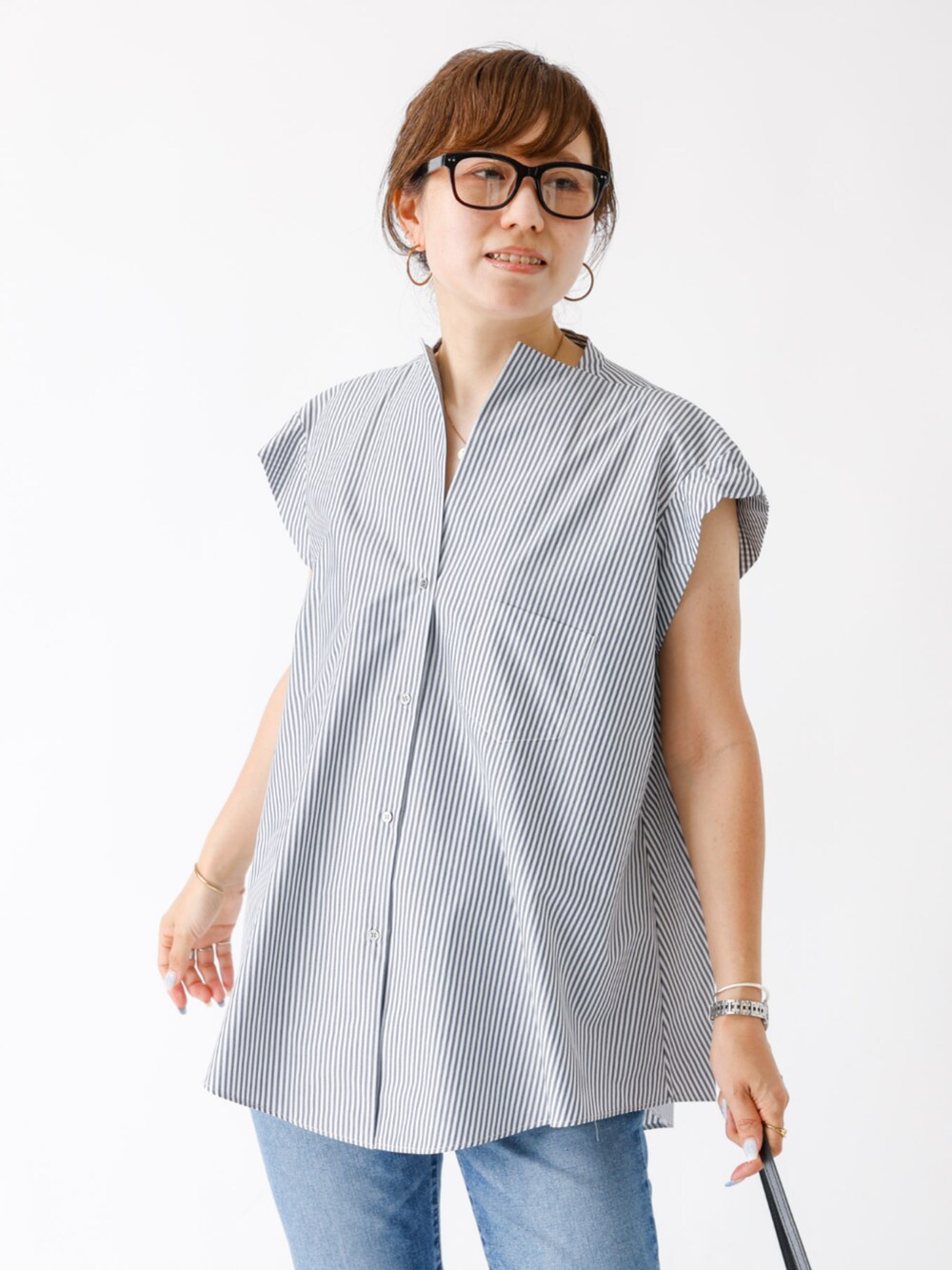 ブラック系のシャツ/ブラウスを着用したレディースの夏コーディネートの3枚目の写真