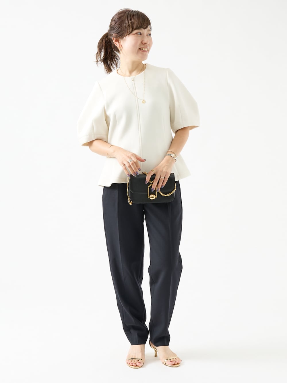 ブラック系のTシャツ/カットソー、ブルー系のその他パンツを着用したレディースの夏コーディネートの2枚目の写真