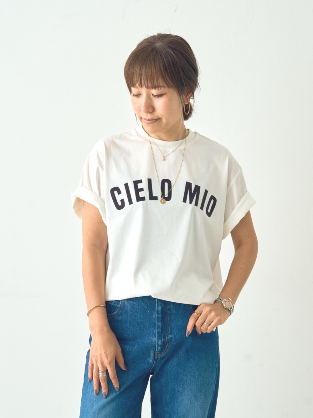 ホワイト系のTシャツ/カットソーを着用したレディースの夏コーディネートの2枚目の写真