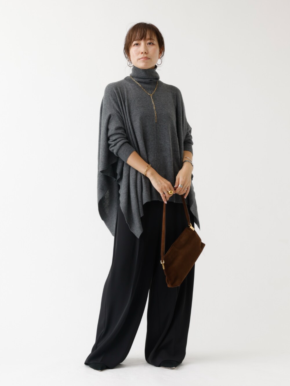 グレー系のニット/セーターを着用したレディースの秋コーディネートの2枚目の写真