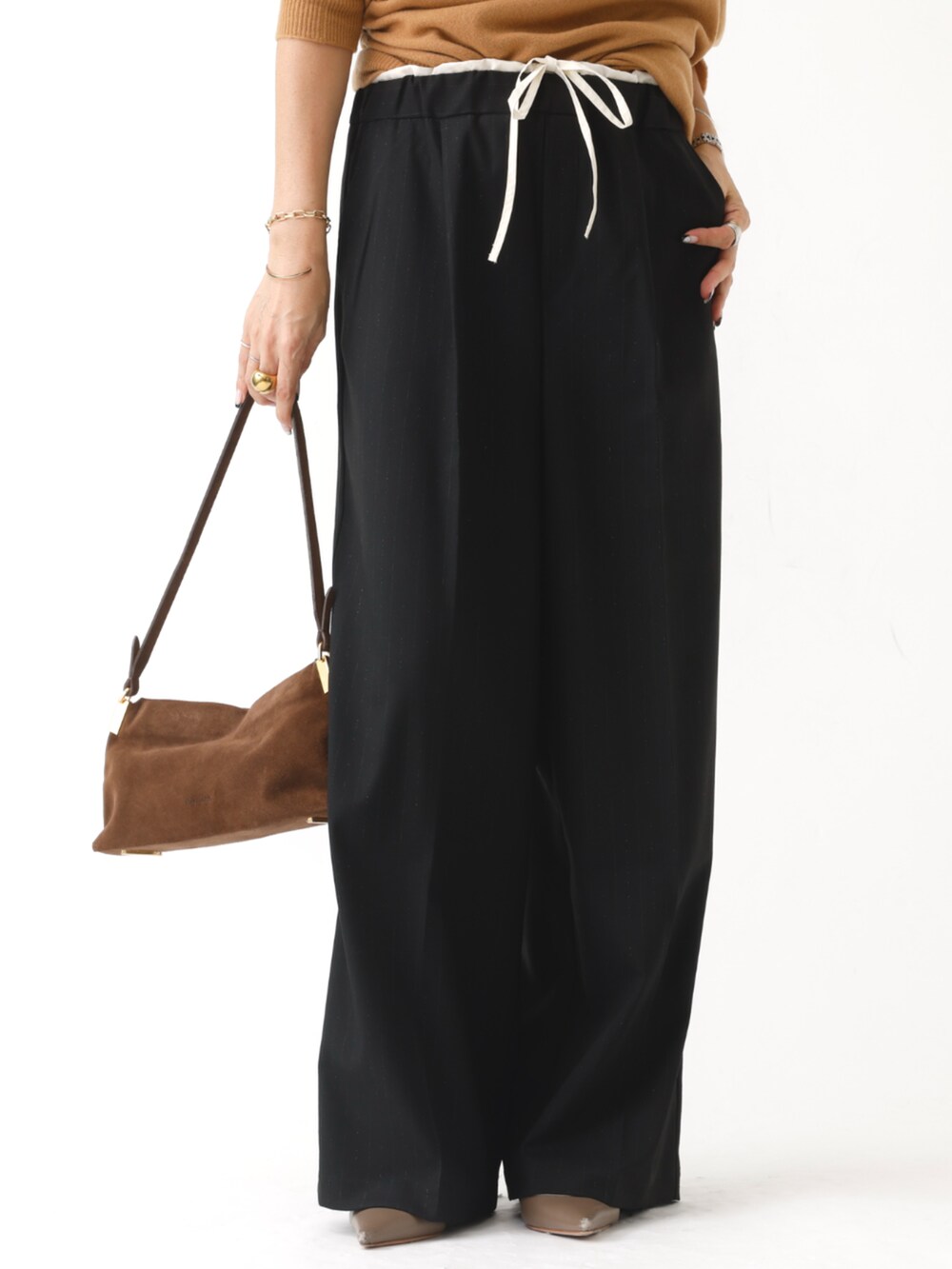 ブラック系のその他パンツを着用したレディースの秋コーディネートの2枚目の写真