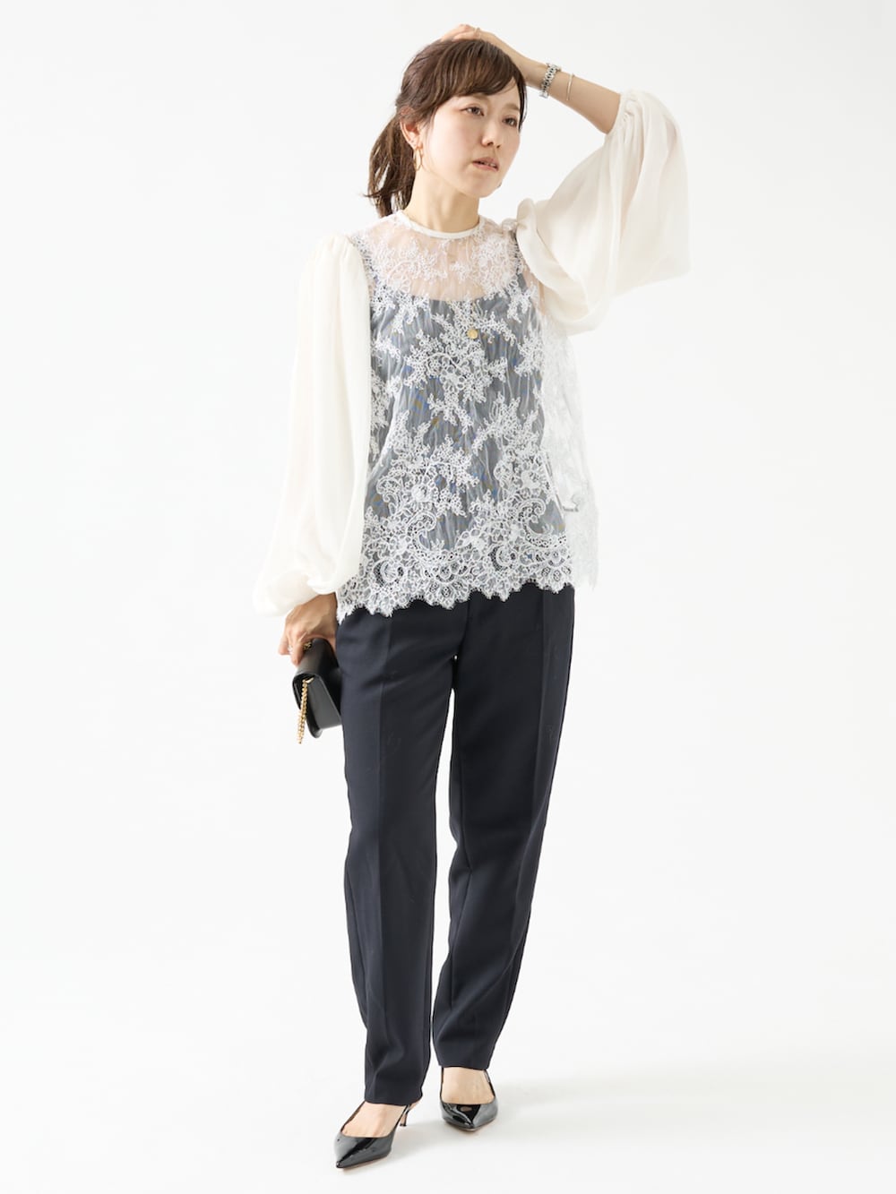 ブルー系のその他パンツ、ホワイト系のシャツ/ブラウスを着用したレディースの夏コーディネートの2枚目の写真