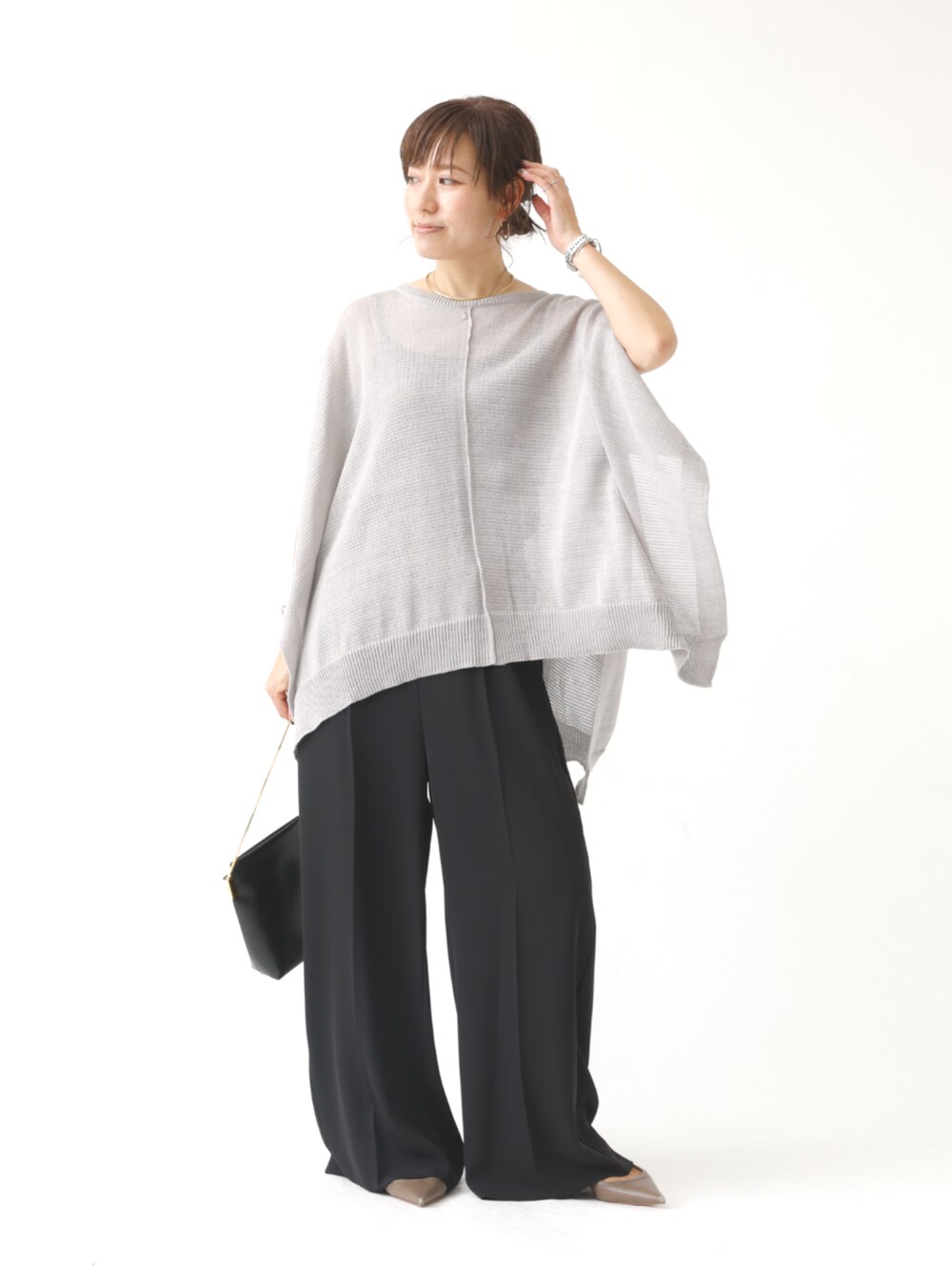 ブラック系のアンサンブル、グレー系のニット/セーターを着用したレディースの秋コーディネートの2枚目の写真