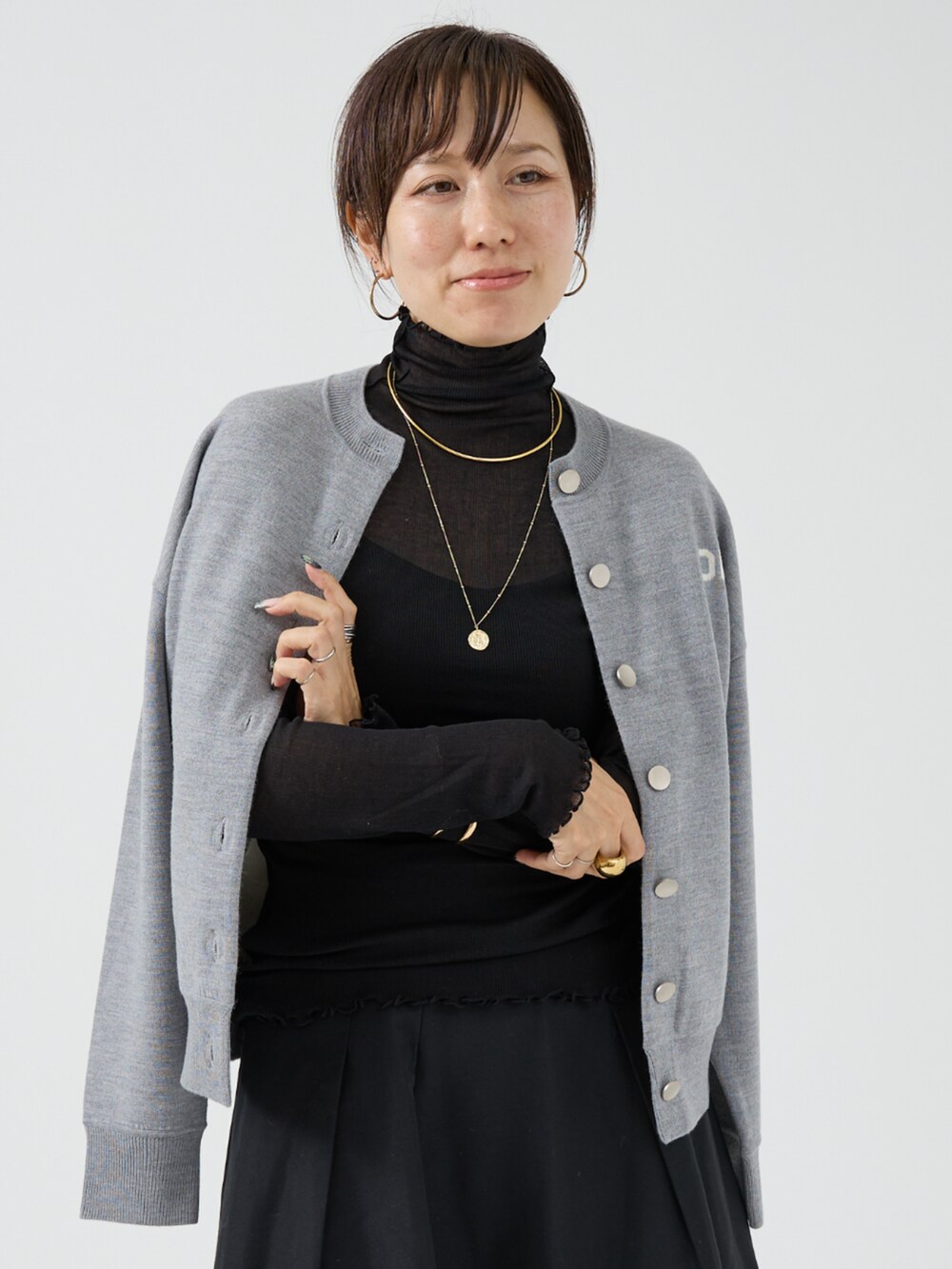 グレー系のカーディガン/ボレロを着用したレディースの秋コーディネートの2枚目の写真
