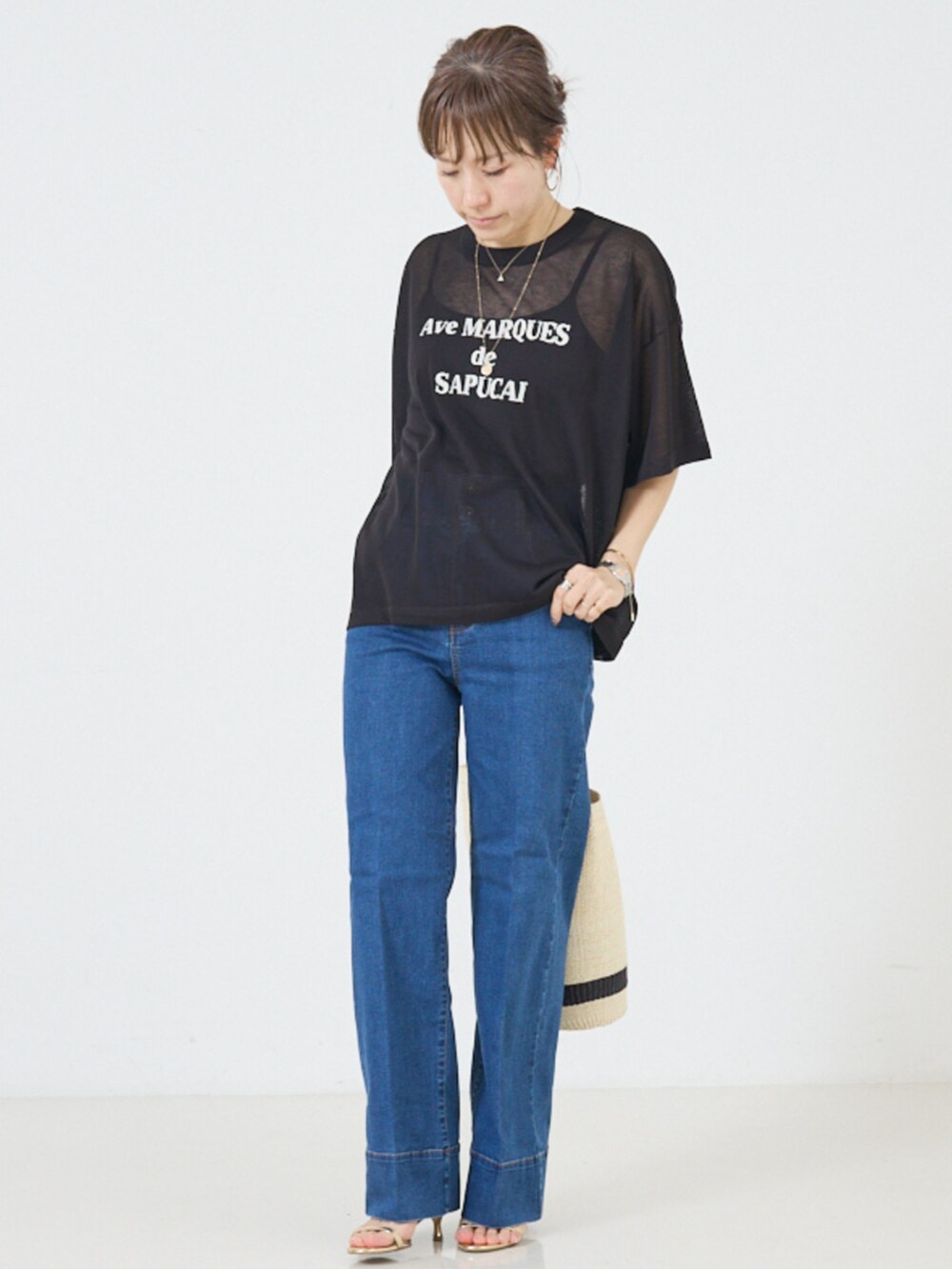 ベージュ系のTシャツ/カットソーを着用したレディースの夏コーディネートの2枚目の写真