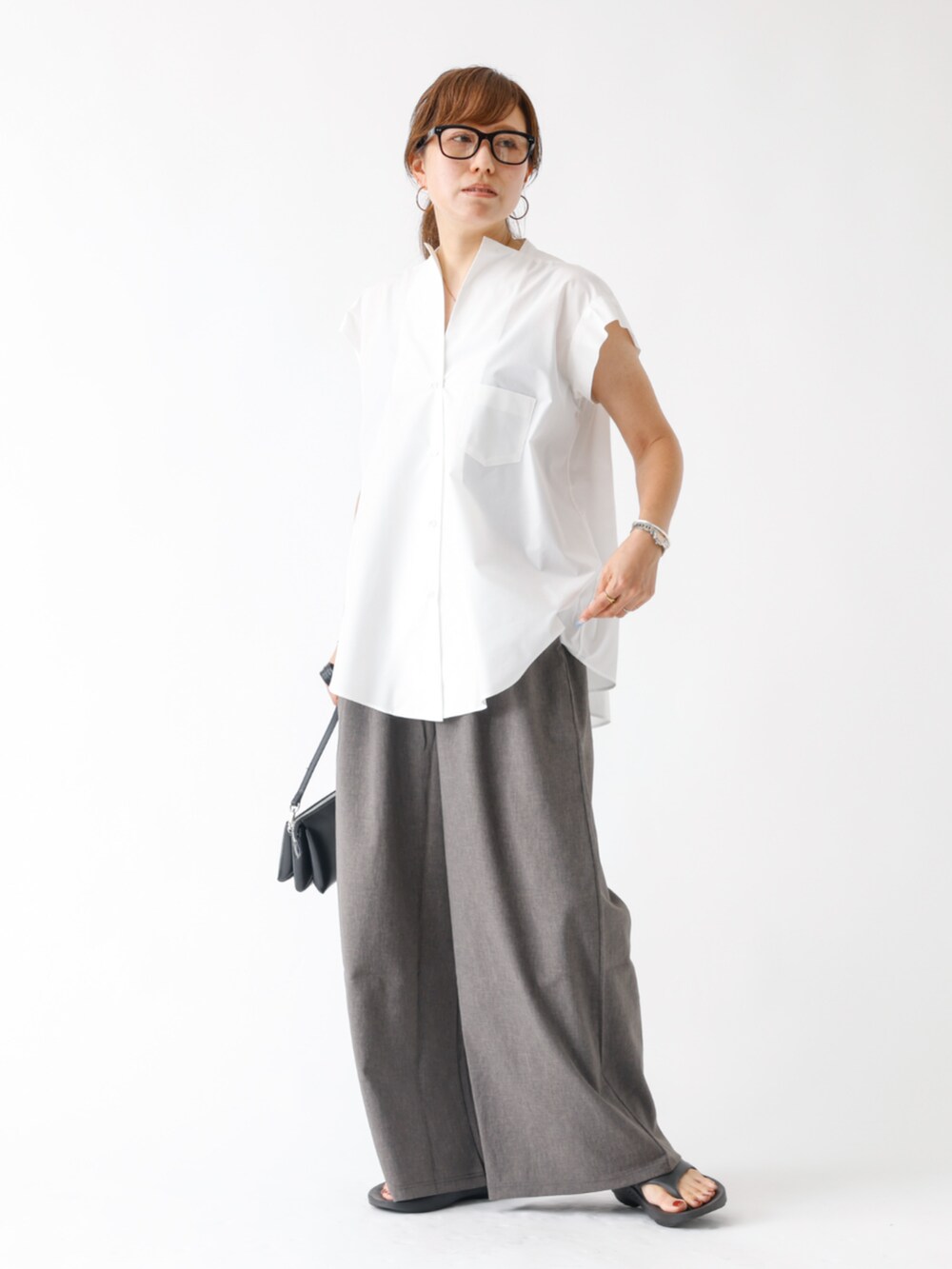 グレー系のその他パンツ、ホワイト系のシャツ/ブラウスを着用したレディースの夏コーディネートの2枚目の写真