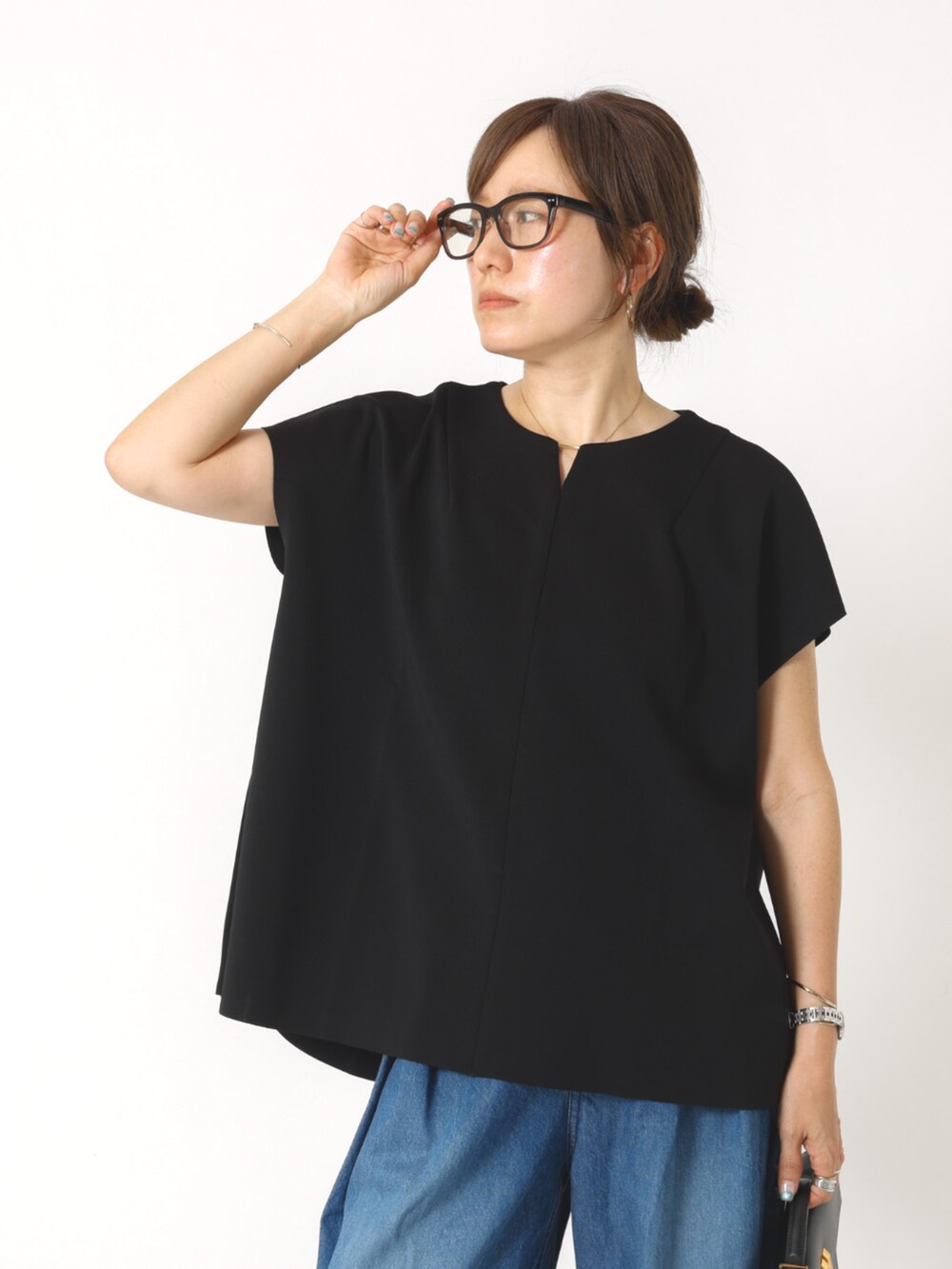 ベージュ系のTシャツ/カットソーを着用したレディースの夏コーディネートの4枚目の写真