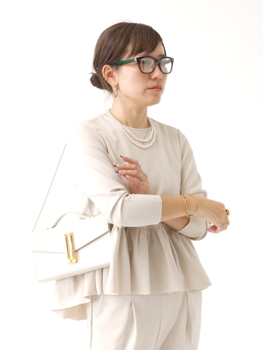 ブラック系のその他パンツ、ホワイト系のシャツ/ブラウスを着用したレディースの秋コーディネートの2枚目の写真