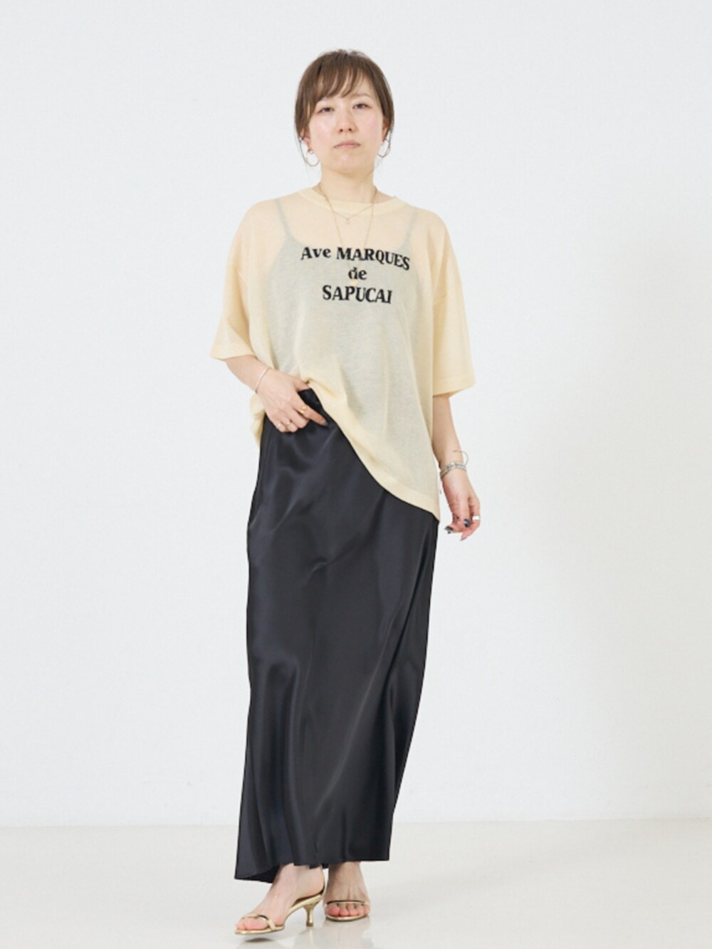 ベージュ系のTシャツ/カットソーを着用したレディースの夏コーディネートの2枚目の写真