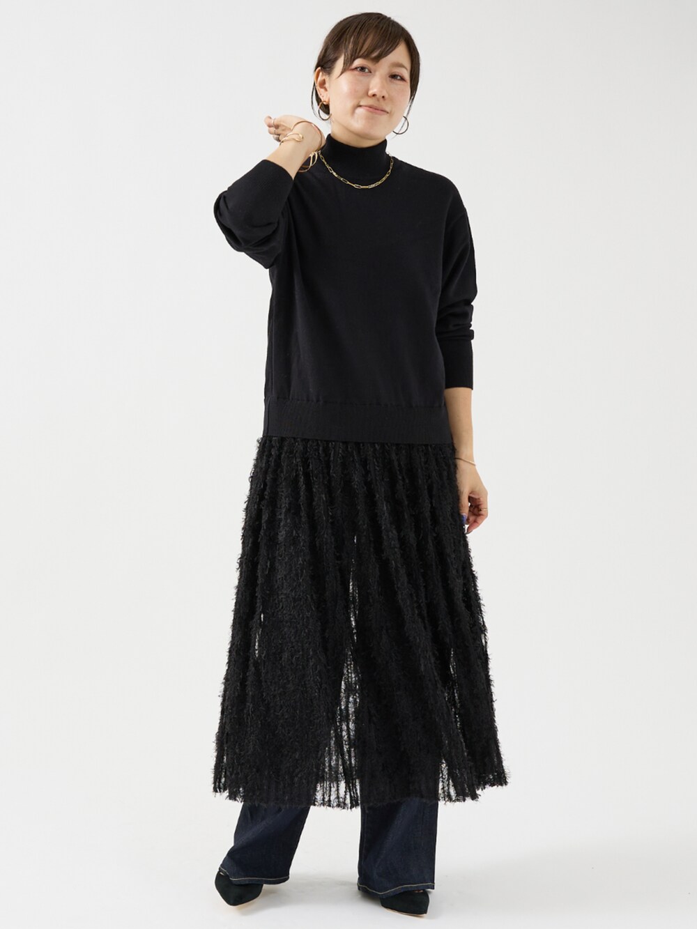 ブラック系のワンピースを着用したレディースの秋コーディネートの2枚目の写真