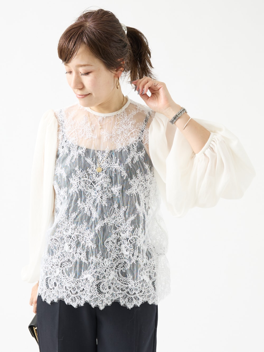 ブルー系のその他パンツ、ホワイト系のシャツ/ブラウスを着用したレディースの夏コーディネートの3枚目の写真