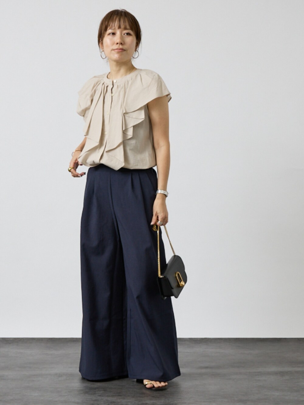 ブルー系のシャツ/ブラウス、ブルー系のその他パンツを着用したレディースの秋コーディネートの2枚目の写真