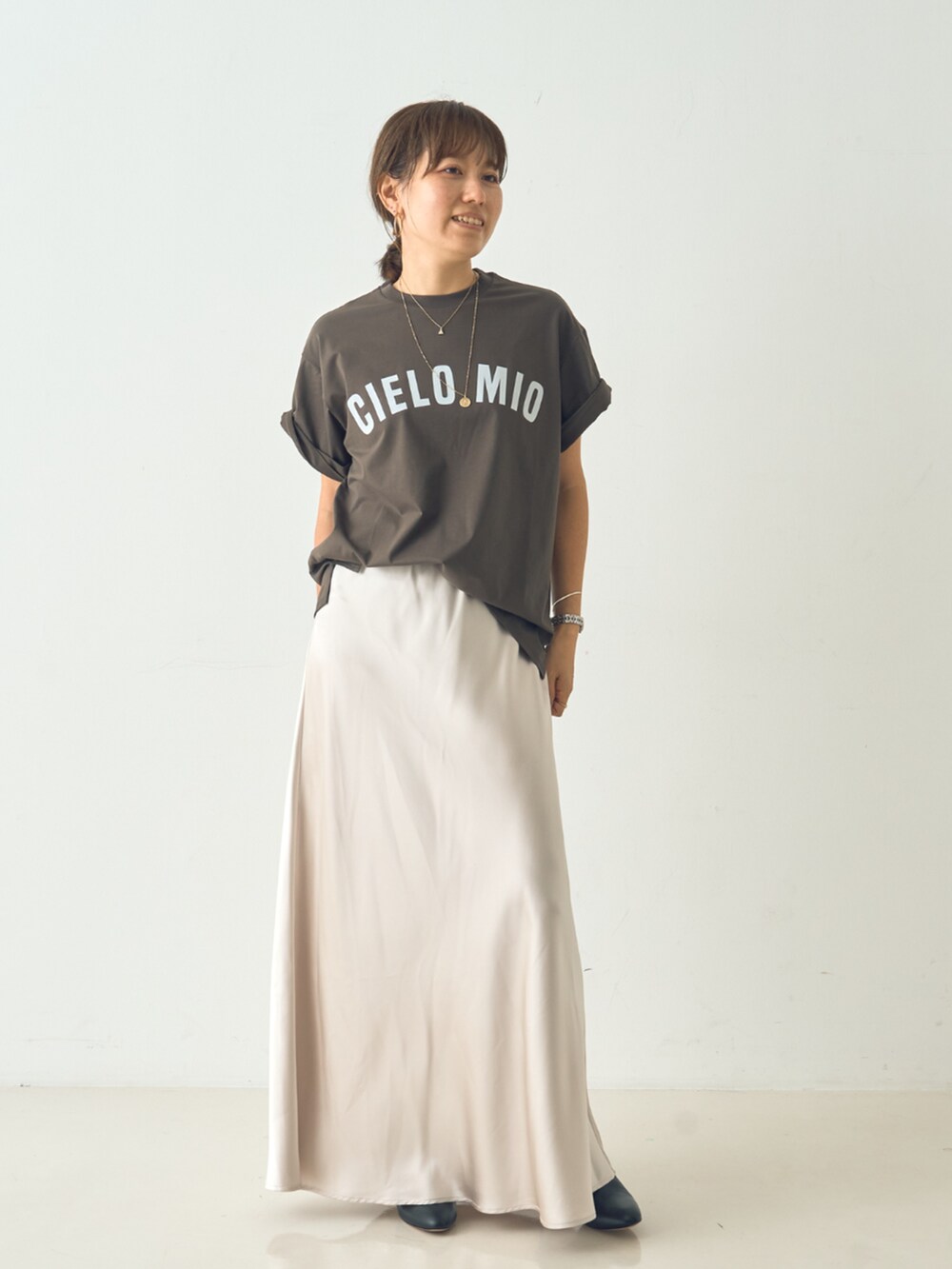 グレー系のTシャツ/カットソーを着用したレディースの夏コーディネートの2枚目の写真