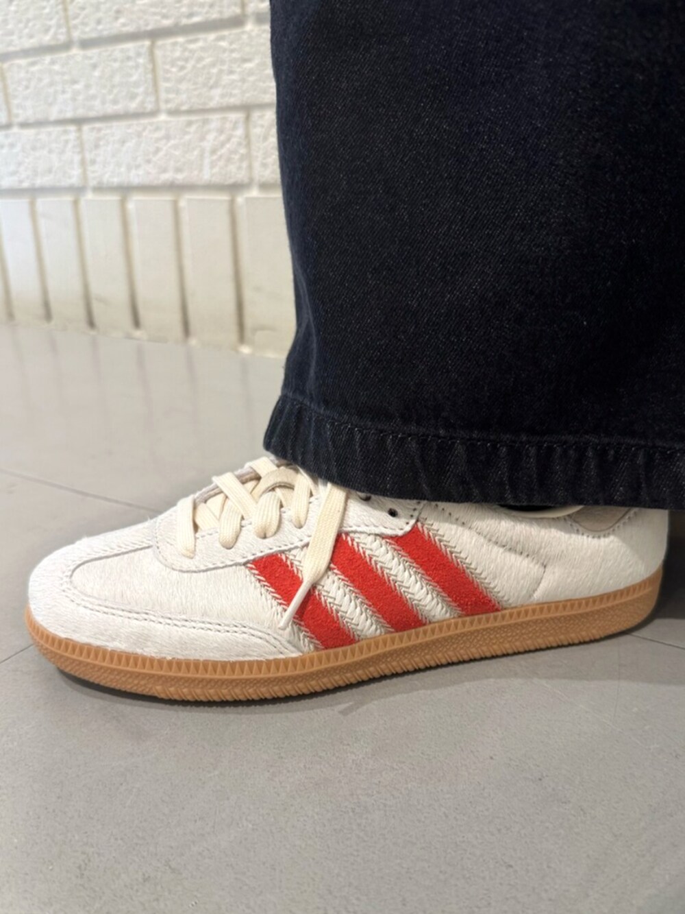 ブラック系のジャージ、ホワイト系のタンクトップ、ブラック系のデニムパンツを着用したレディースの夏コーディネートの4枚目の写真