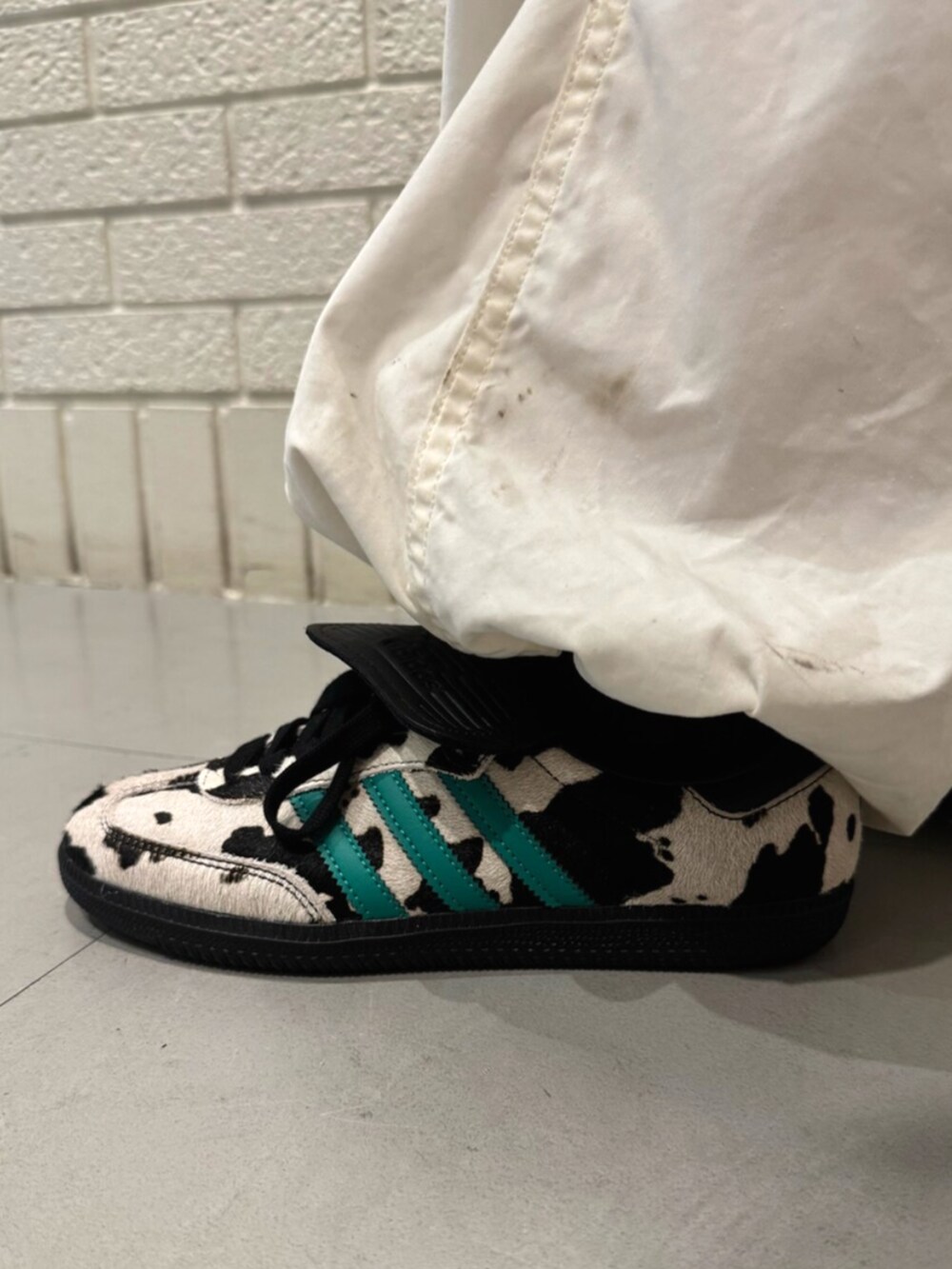 グレー系のデニムジャケット、ブラック系のスニーカーを着用したレディースの夏コーディネートの4枚目の写真