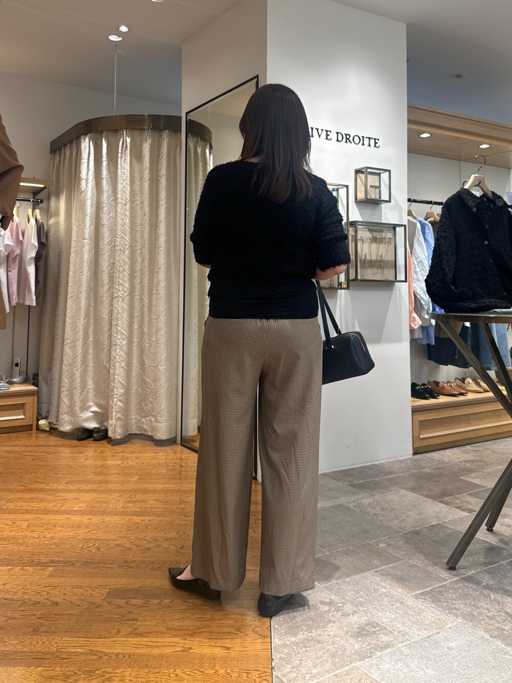 ブラック系のカーディガン/ボレロ、ブラック系のキャミソール、ブラック系のショルダーバッグを着用したレディースの夏コーディネートの4枚目の写真