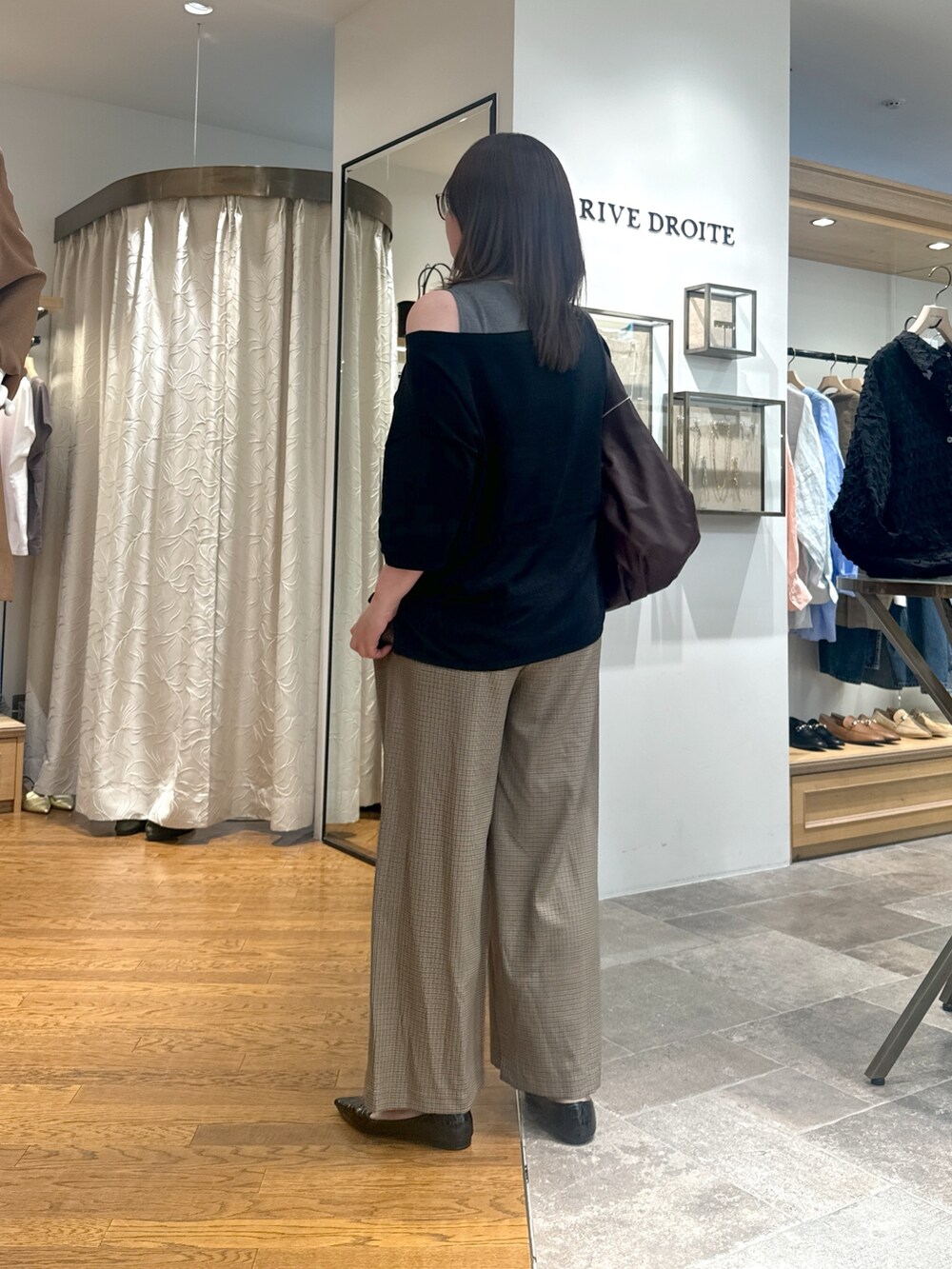 ブラック系のニット/セーター、グレー系のタンクトップ、ベージュ系のその他パンツを着用したレディースの夏コーディネートの3枚目の写真