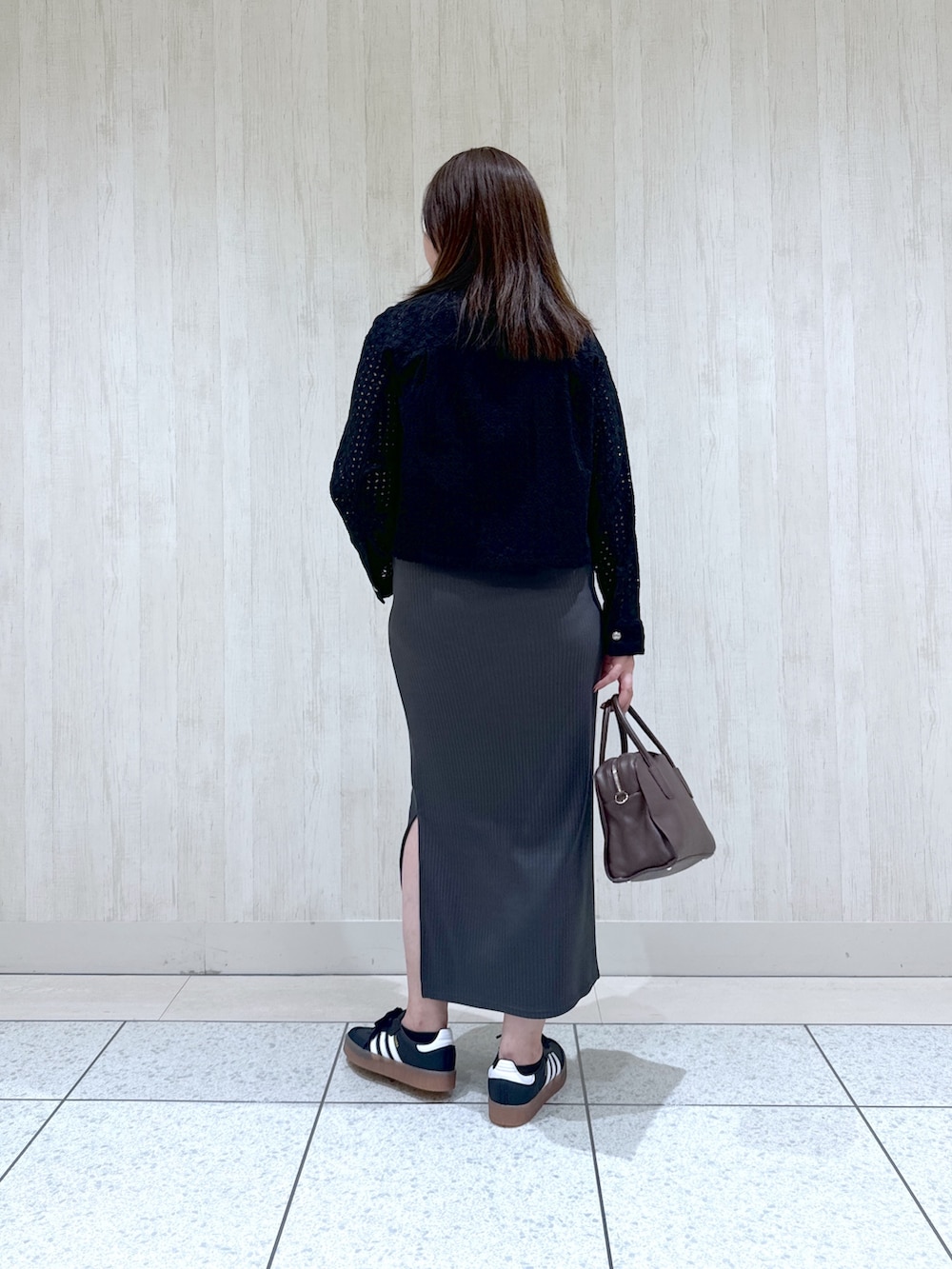 「大人コーデ、オトナ女子、秋のコーデ、キレイめコーデ、きれいめコーデ、ジャケットスタイル、ワンピースコーデ、ワンピース×スニーカー、リヴドロワ、高身長女子、高身長コーデ、カットワークレース、レース、ジャケット」｜「RIVE DROITEの【着映え◎】レースワークジャケット（その他アウター、ブラック系）」を使った、rd_c.e.koさん（骨格ウェーブ・レディース・170cm）の夏コーディネートの3枚目の写真