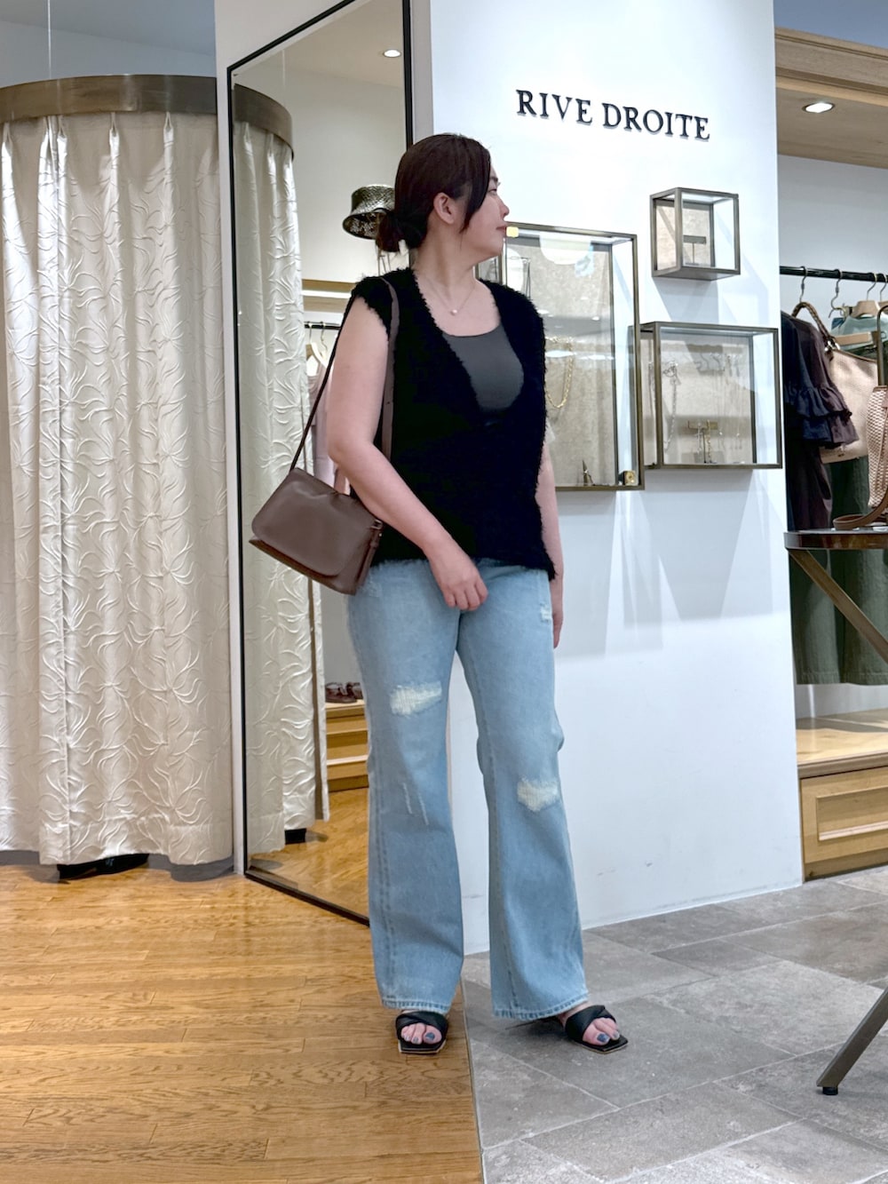 「デニム、きれいめカジュアル、夏コーデ、休日スタイル、大人かわいい、大人コーデ、きれいめコーデ、お洒落さんとつながりたい、着回しコーデ、ベスト、ベストコーデ、フレアデニム、リヴドロワ、デニムコーデ」|「RIVE DROITEの【着映え】フェザーチュールベスト(ベスト、ブラック系)」を使った、rd_c.e.koさん(骨格ウェーブ・レディース・170cm)の夏コーディネートの2枚目の写真