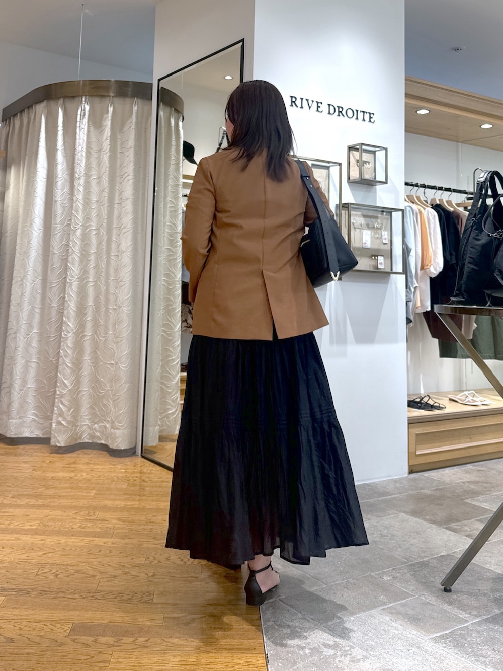 「ジャケット、ジャケットスタイル、ジャケット/アウター、スカートスタイル、スカート、マキシスカート、マキシ丈、Tシャツ、カットソー、オンオフ兼用、オンオフスタイル、オンオフ着回し、シンプルコーデ、シンプルスタイル、シンプル・ベーシック」|「RIVE DROITEの【名品リバイバル/5色展開】コットンワッシャープリーツスカート(スカート、ブラック系)」を使った、rd_c.e.koさん(骨格ウェーブ・レディース・170cm)の夏コーディネートの3枚目の写真