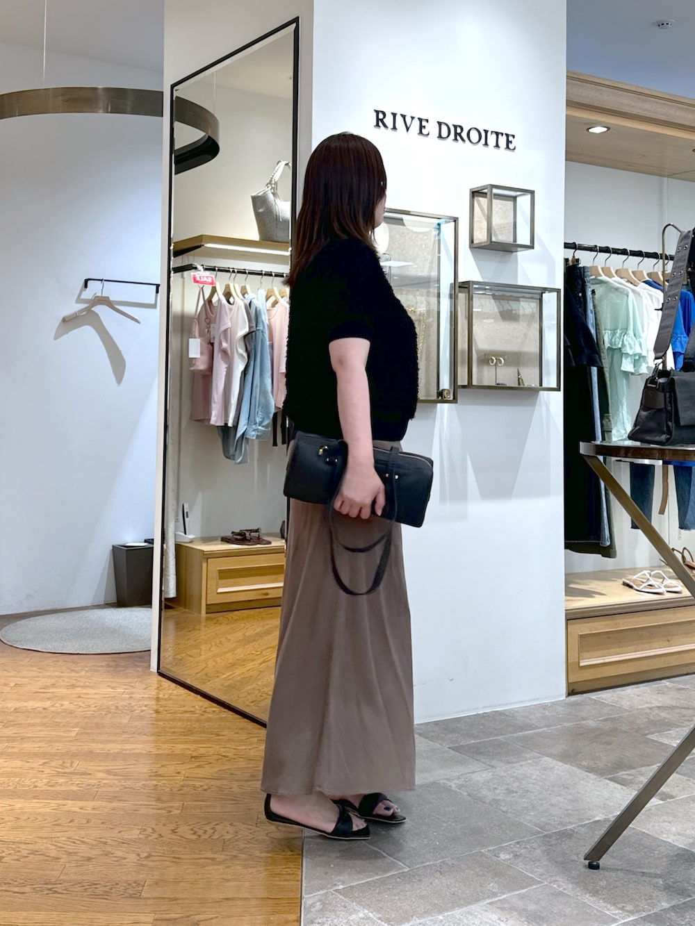 「オトナカジュアル、シンプルスタイル、きれいめコーデ、お出かけコーデ、お洒落さんとつながりたい、スカートコーデ、今日のコーデ、40代ファッション、オトナカワイイ、リヴドロワ、フェザー、ブラウス、ブラウスコーデ、ブラウス×スカート」｜「RIVE DROITEの予約【着映え】リブ付きフリンジブラウス（シャツ/ブラウス、ブラック系）」を使った、rd_c.e.koさん（骨格ウェーブ・レディース・170cm）の夏コーディネートの2枚目の写真
