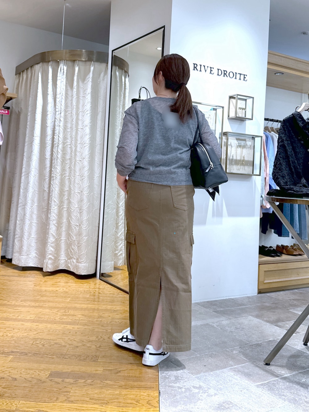 「大人ファッション、シンプル、大人カジュアルコーデ、お洒落さんとつながりたい、初秋コーデ、スニーカーコーデ、骨格ウェーブ、スカートコーデ、シアートップス、高身長コーデ、シアーニット、カーゴスカート、40代コーデ、50代コーデ」｜「RIVE DROITEの【こなれ感抜群◎】オーバーショルダーシアーニット（ニット/セーター、グレー系）」を使った、rd_c.e.koさん（骨格ウェーブ・レディース・170cm）の夏コーディネートの3枚目の写真