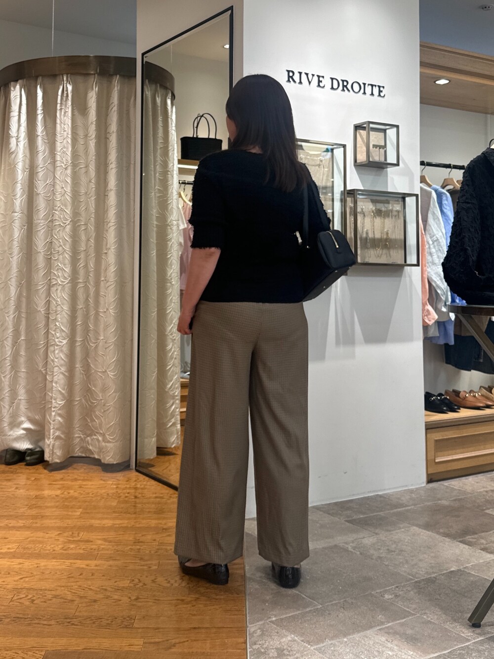 ブラック系のカーディガン/ボレロ、ブラック系のキャミソール、ブラック系のショルダーバッグを着用したレディースの夏コーディネートの2枚目の写真