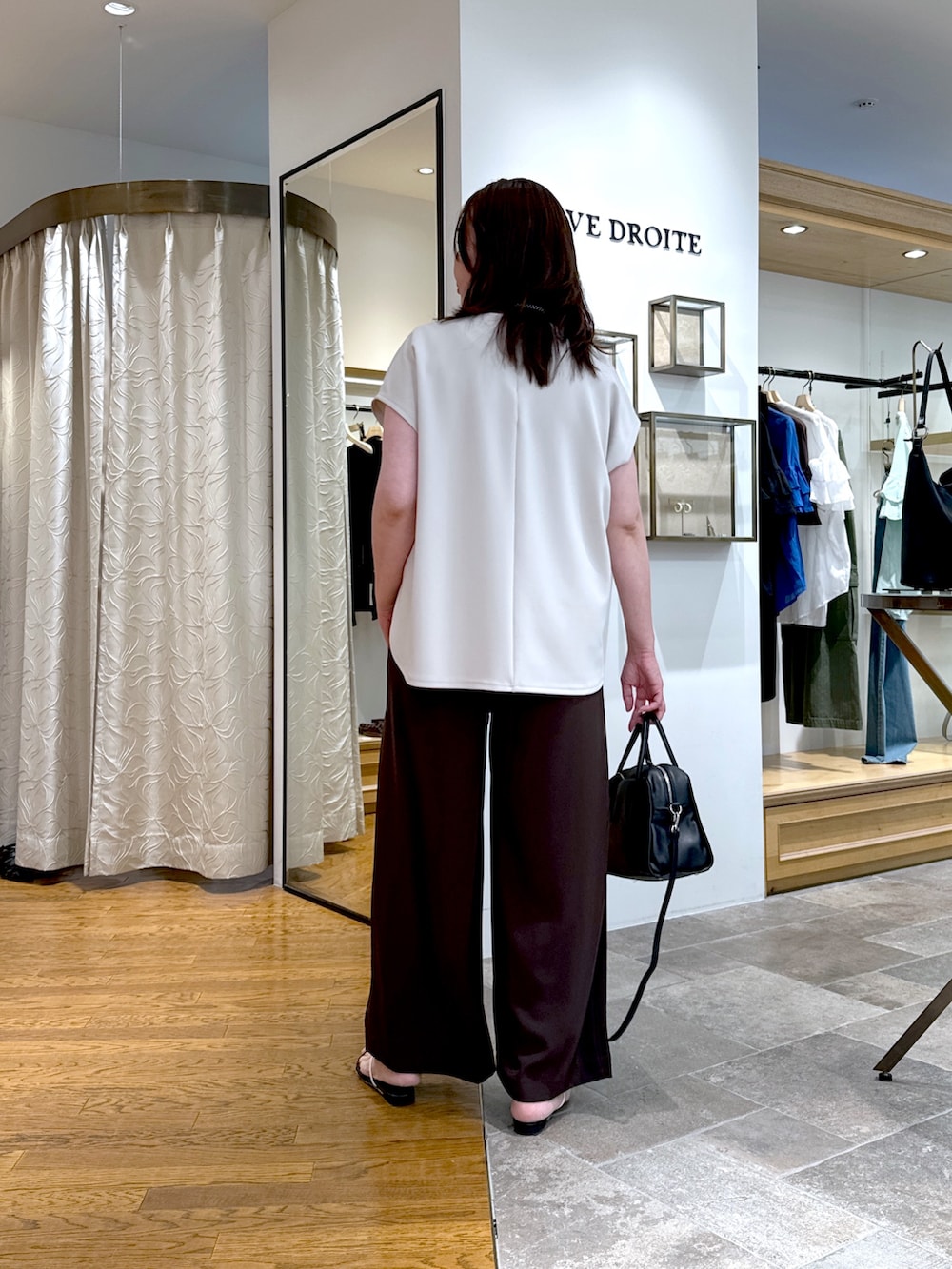 「大人コーデ、今日のコーデ、オトナカジュアル、シンプルカジュアル、40代ファッション、キレイめ、イエベ秋、骨格ウェーブ、リヴドロワ、オンオフ兼用、50代コーデ、パンツスタイル、着回し抜群」｜「RIVE DROITEの【ベストセラー】ダンボールフレンチプルオーバー（Tシャツ/カットソー、ベージュ系）」を使った、rd_c.e.koさん（骨格ウェーブ・レディース・170cm）の夏コーディネートの3枚目の写真