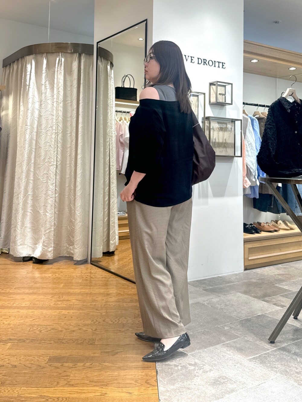 ブラック系のニット/セーター、グレー系のタンクトップ、ベージュ系のその他パンツを着用したレディースの夏コーディネートの2枚目の写真